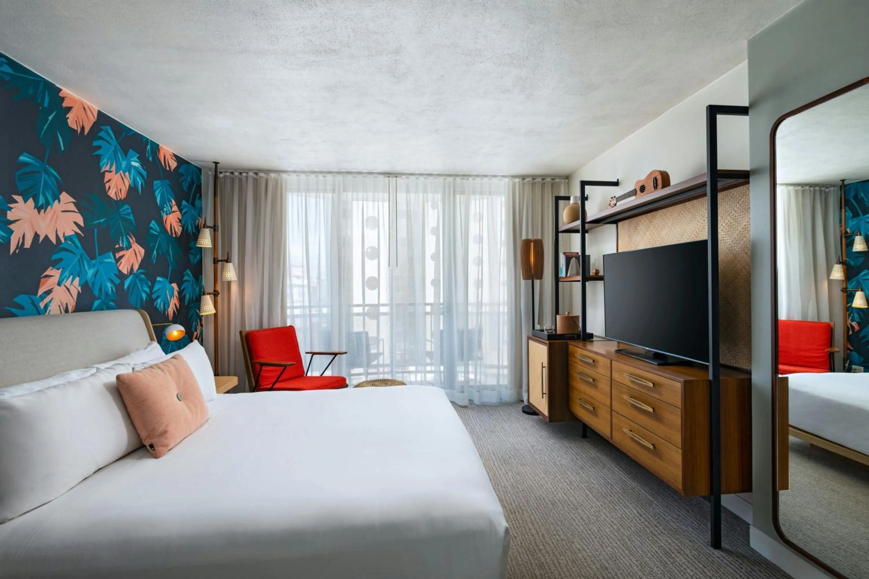 Photo of the whole room, Bed in The Laylow Waikiki, Autograph Collection