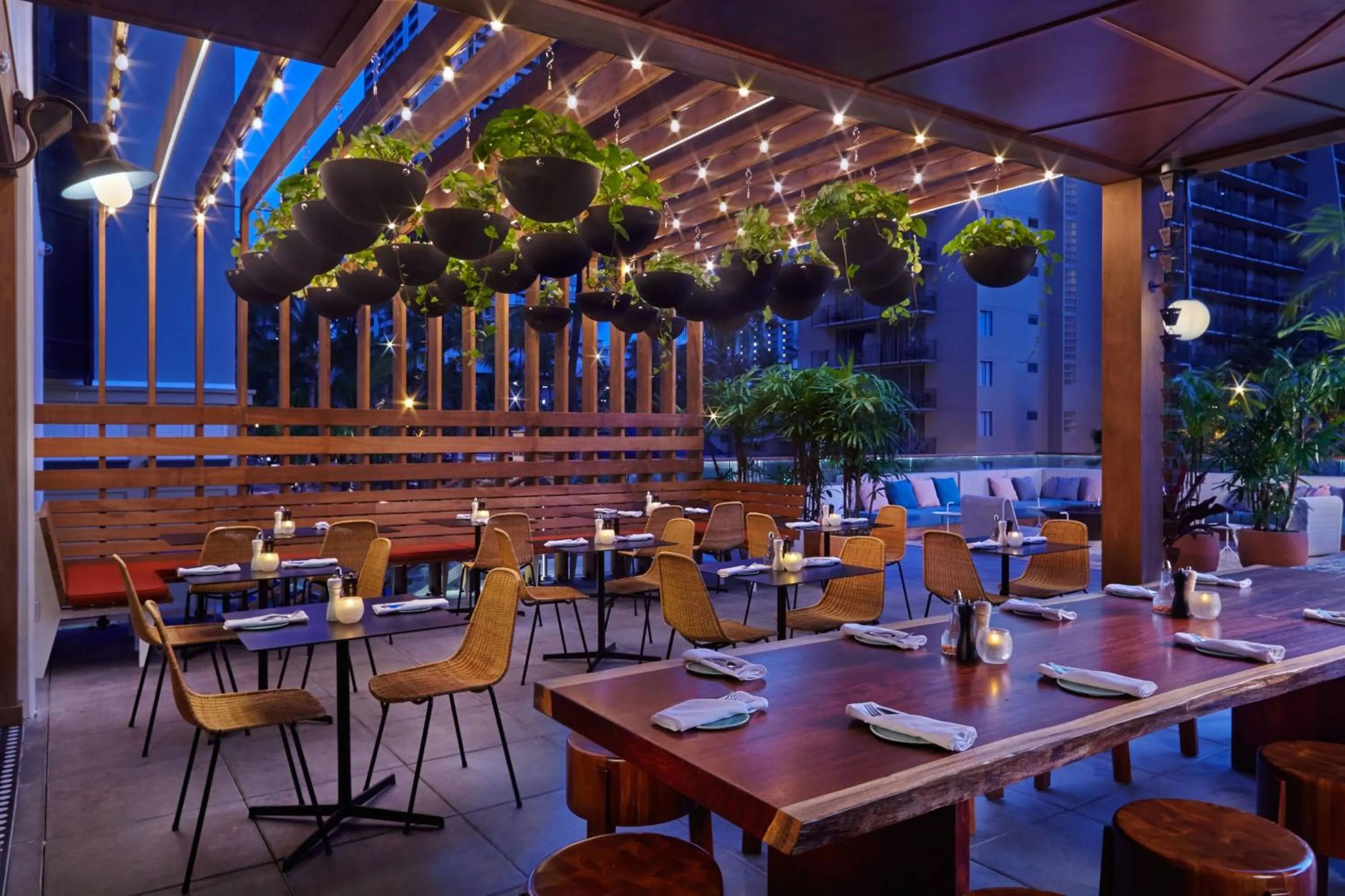 Restaurant/places to eat in The Laylow Waikiki, Autograph Collection