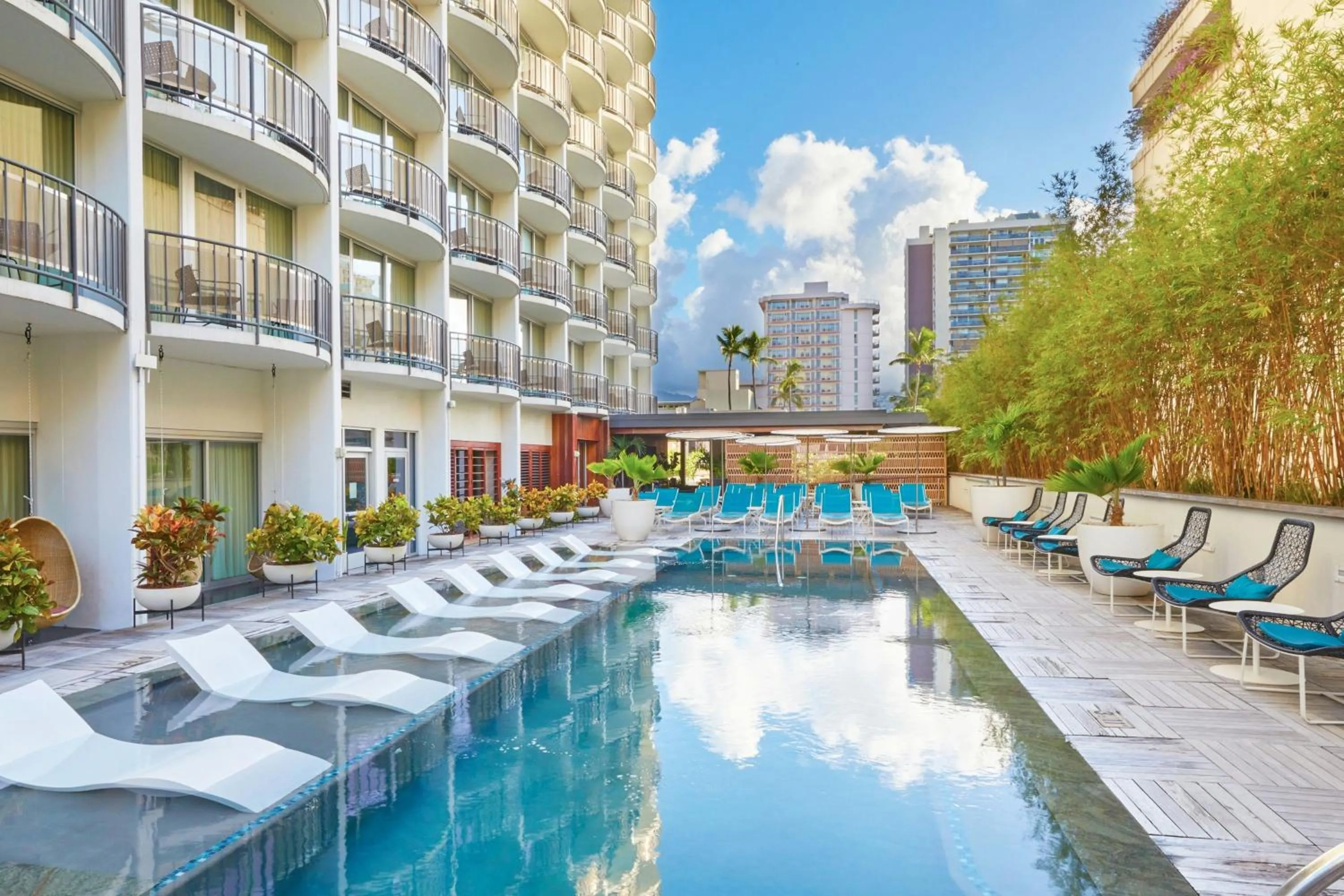 Swimming pool in The Laylow Waikiki, Autograph Collection