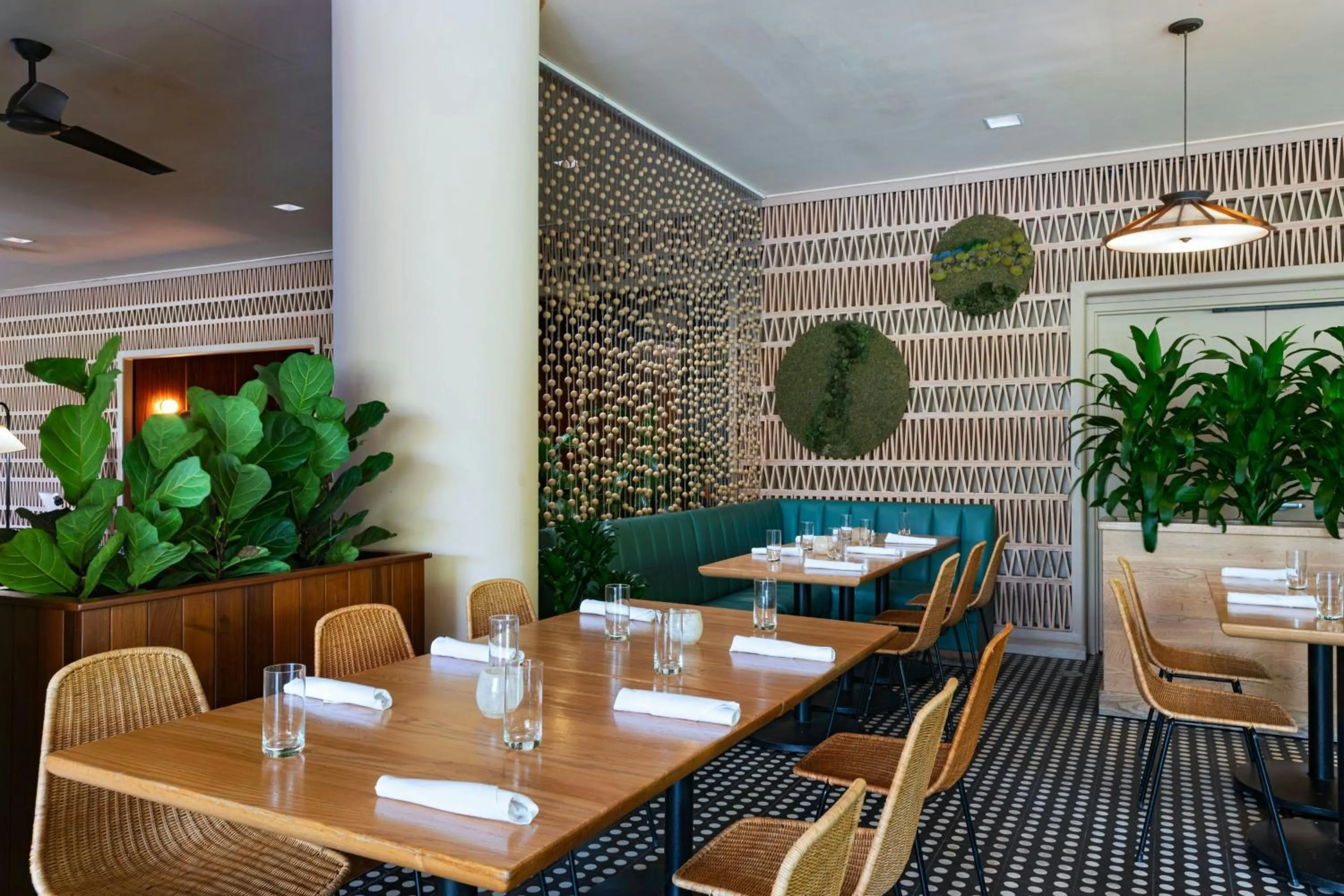 Restaurant/places to eat in The Laylow Waikiki, Autograph Collection