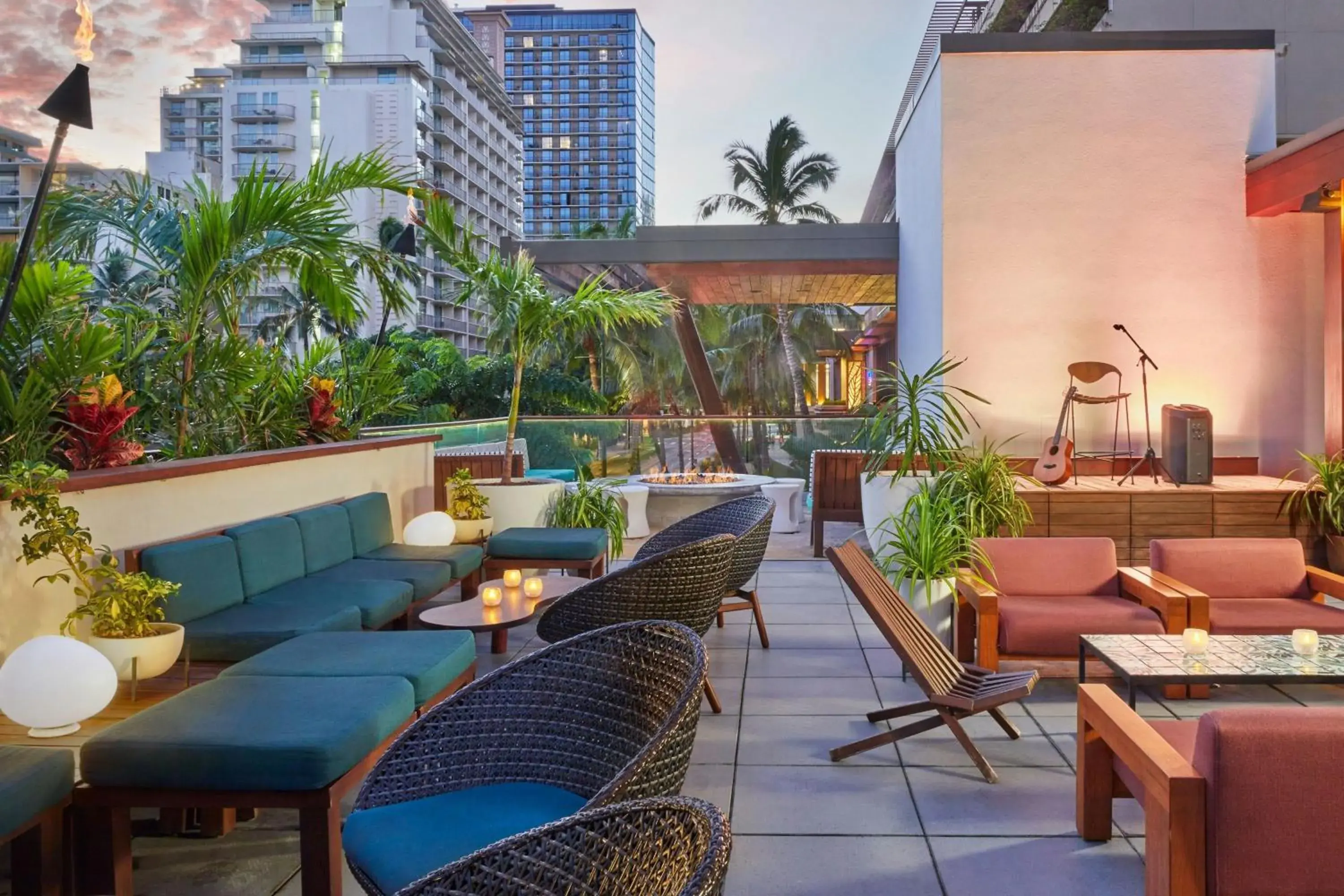 Lounge or bar in The Laylow Waikiki, Autograph Collection Lounge or bar in The Laylow Waikiki, Autograph Collection