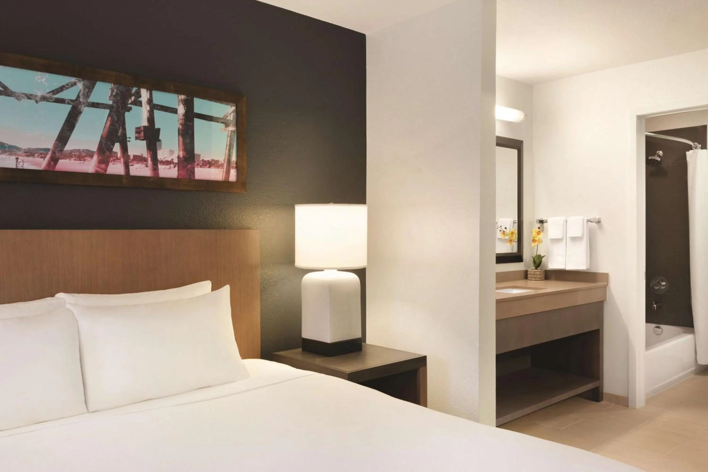 Bedroom, Bed in Hyatt House Miami Airport