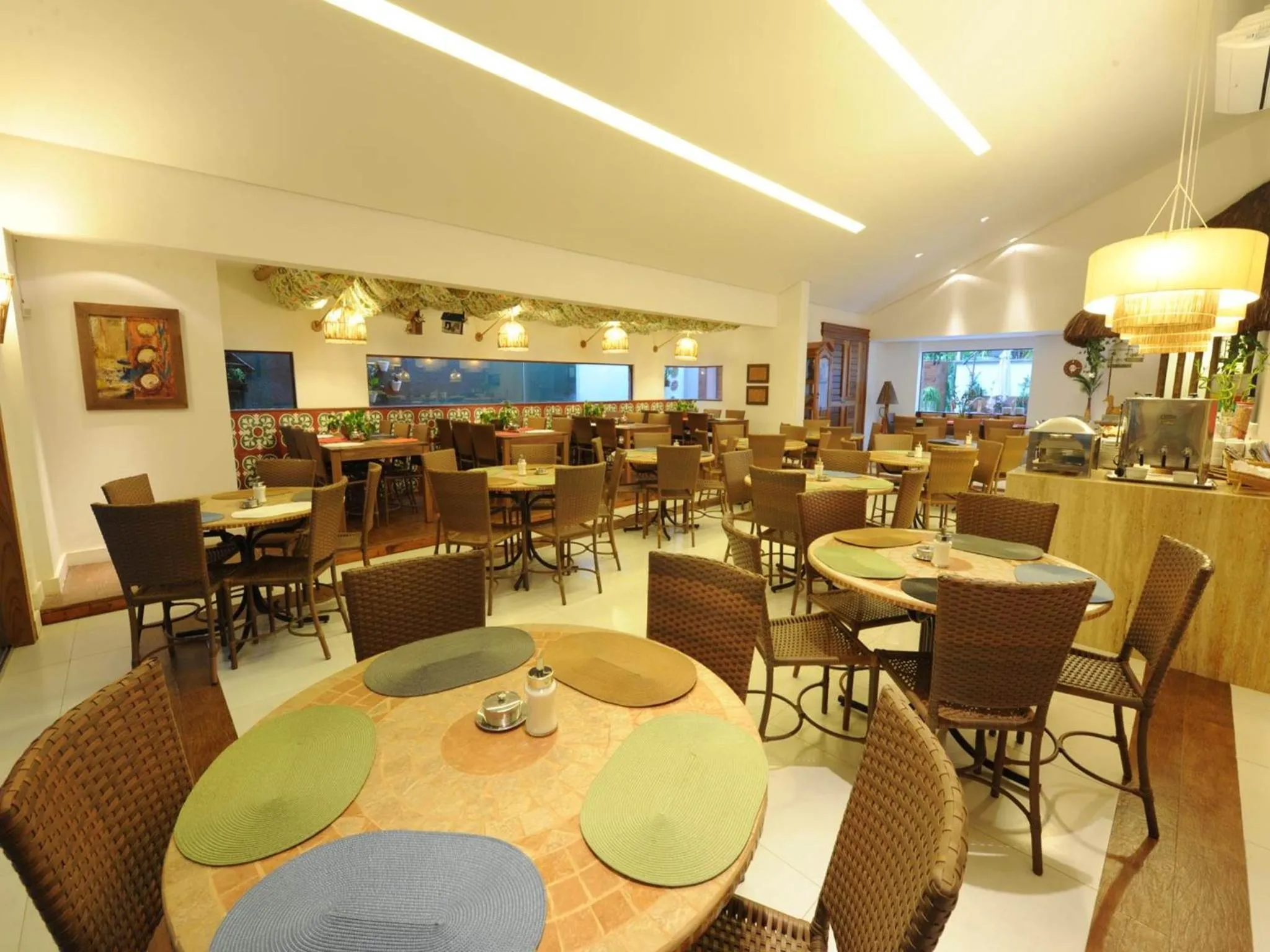 Restaurant/places to eat in Portal Da Praia Hotel