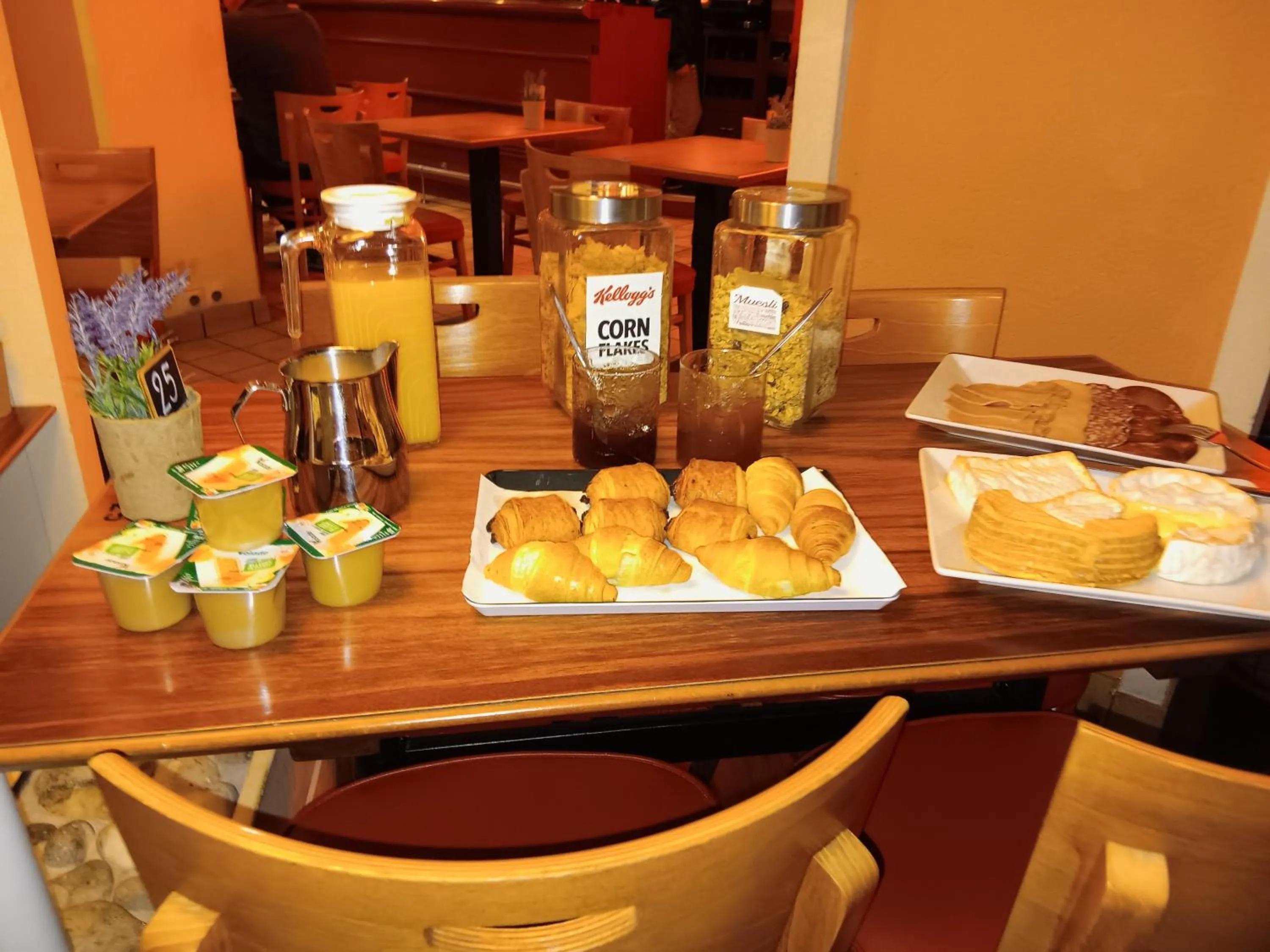 Breakfast in Hôtel Le Phare