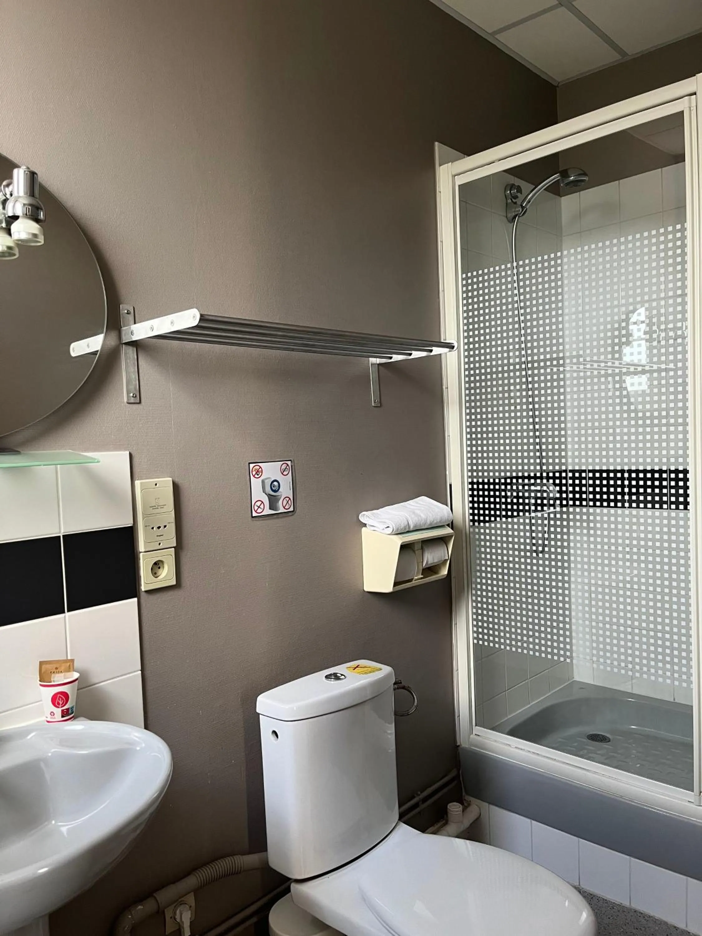 Shower in Hôtel Le Phare