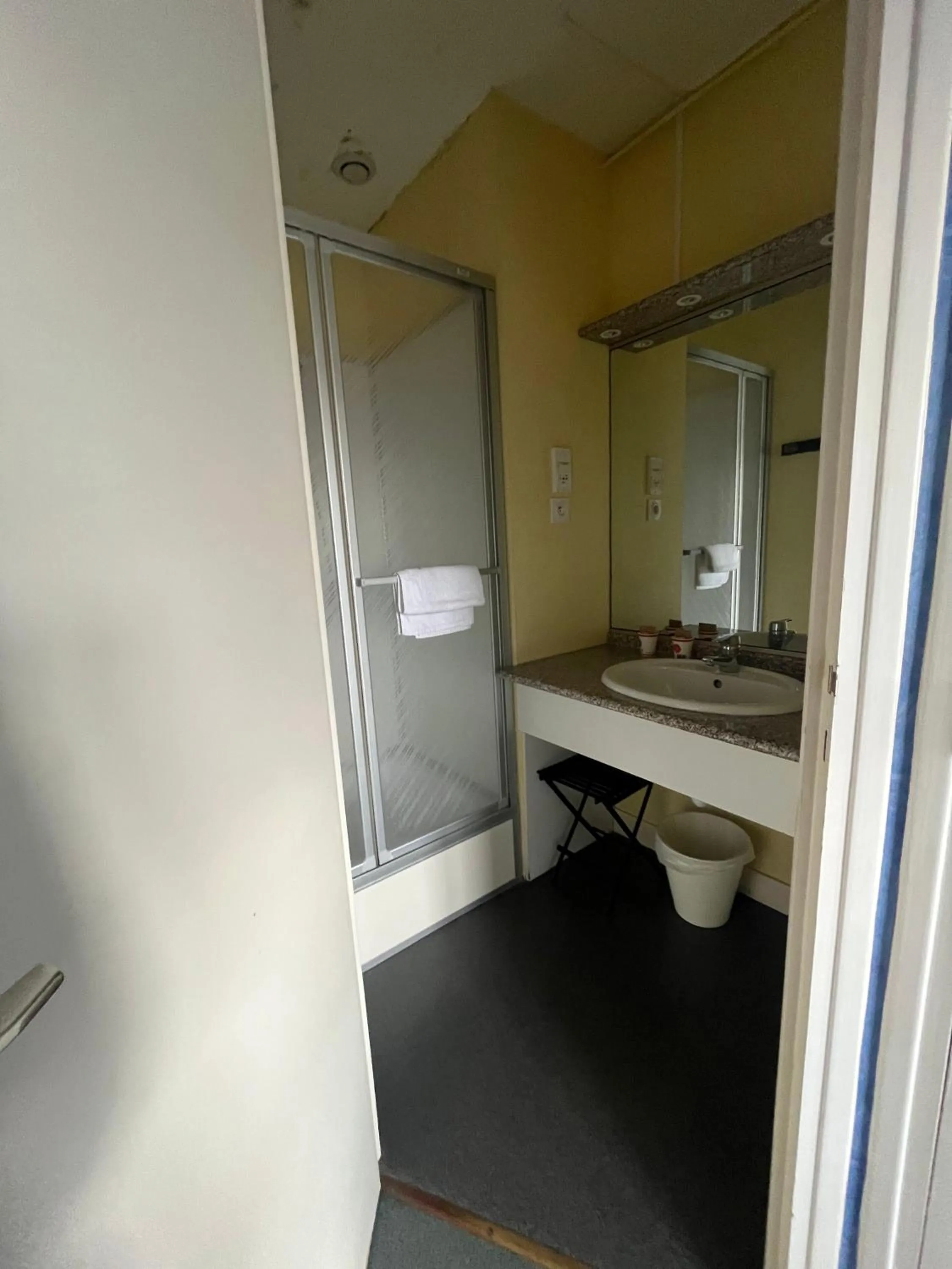 Bathroom in Hôtel Le Phare