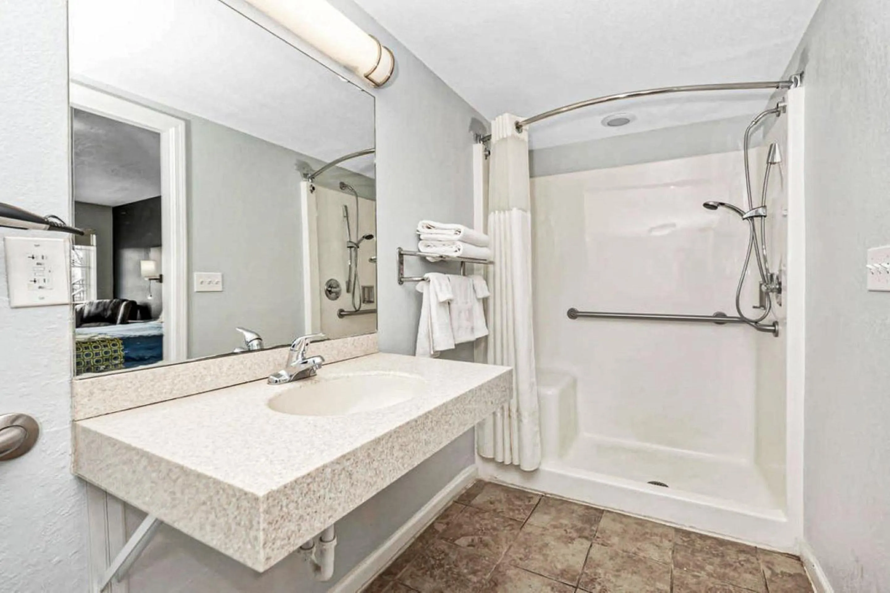 Bathroom in Grove City Travel Inn South Columbus