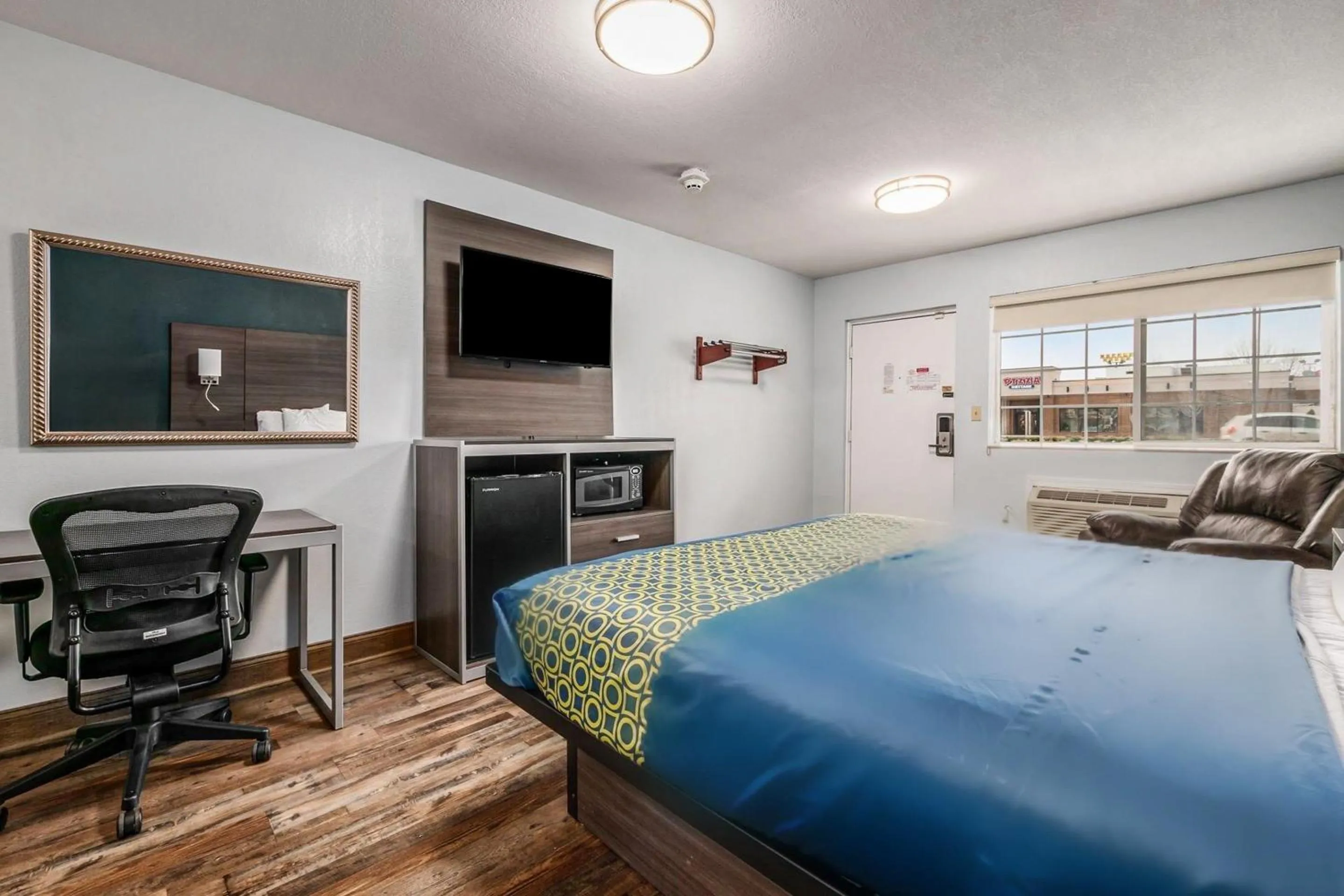 Bedroom, Bed in Grove City Travel Inn South Columbus