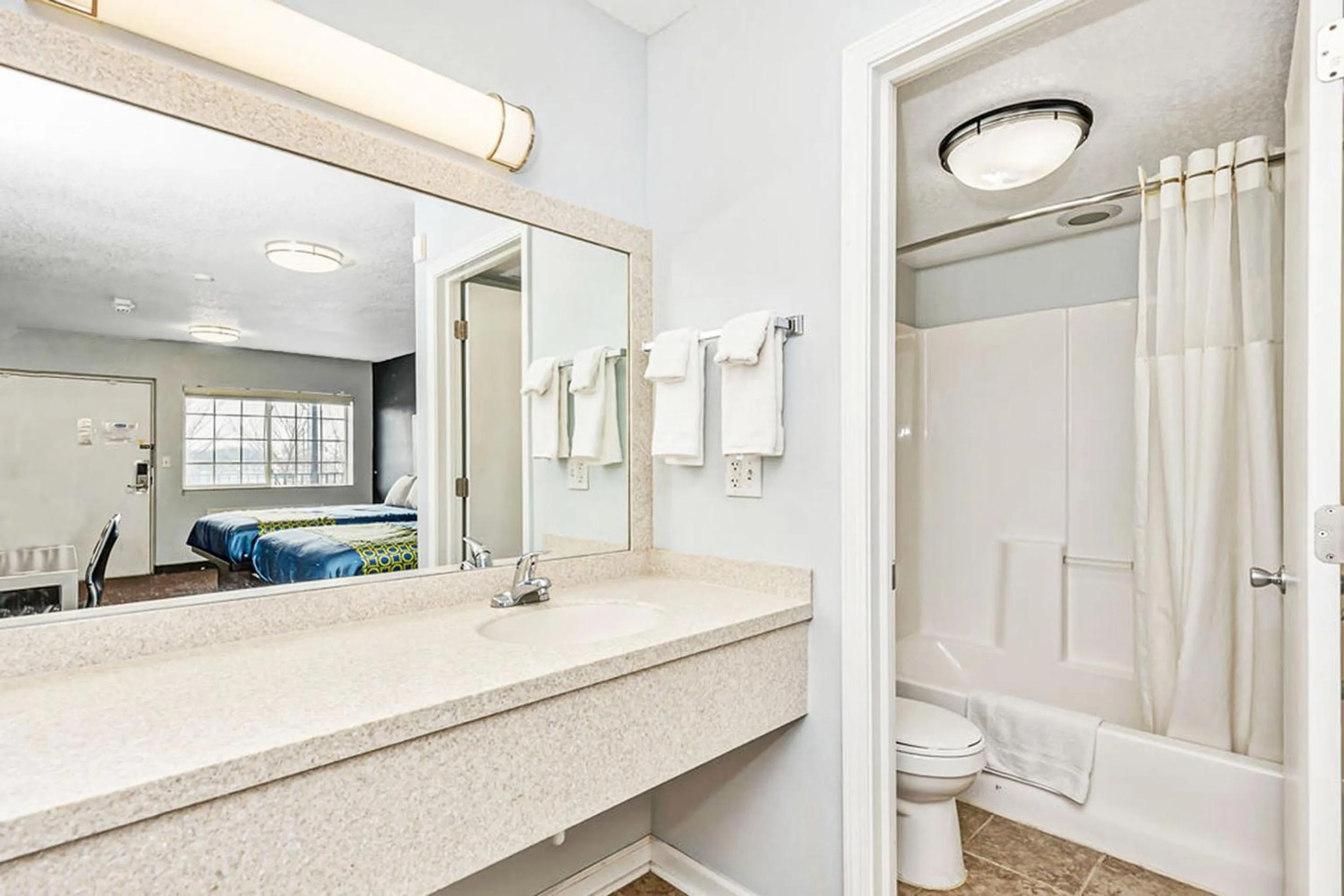 Bathroom in Grove City Travel Inn South Columbus