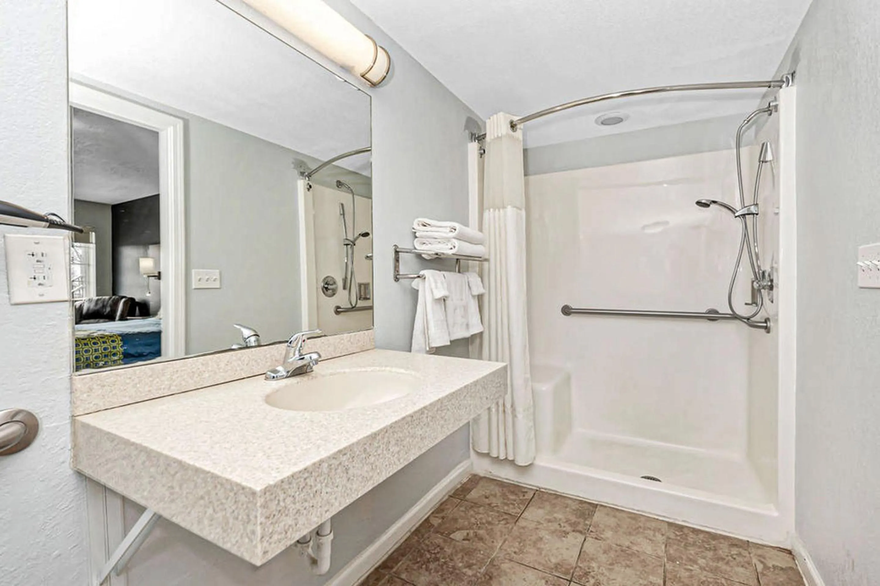 Bathroom in Grove City Travel Inn South Columbus