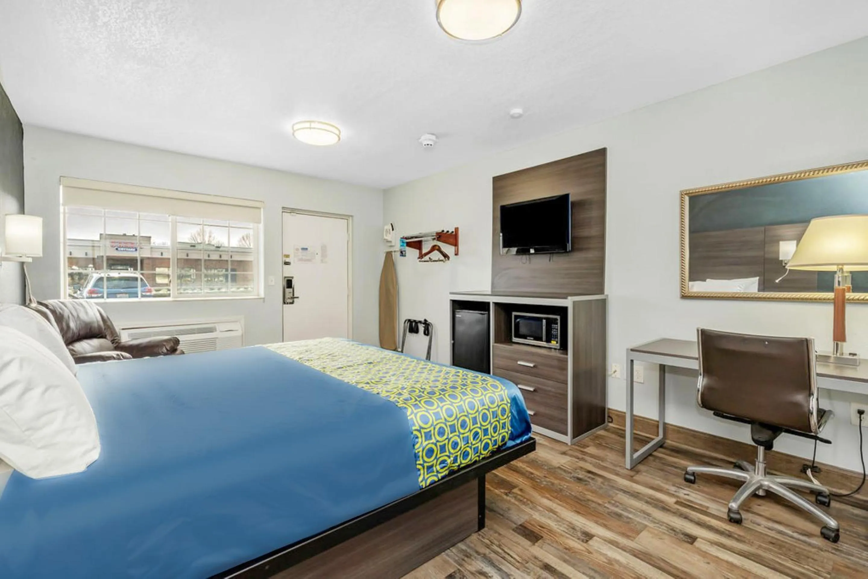 Bedroom, Bed in Grove City Travel Inn South Columbus