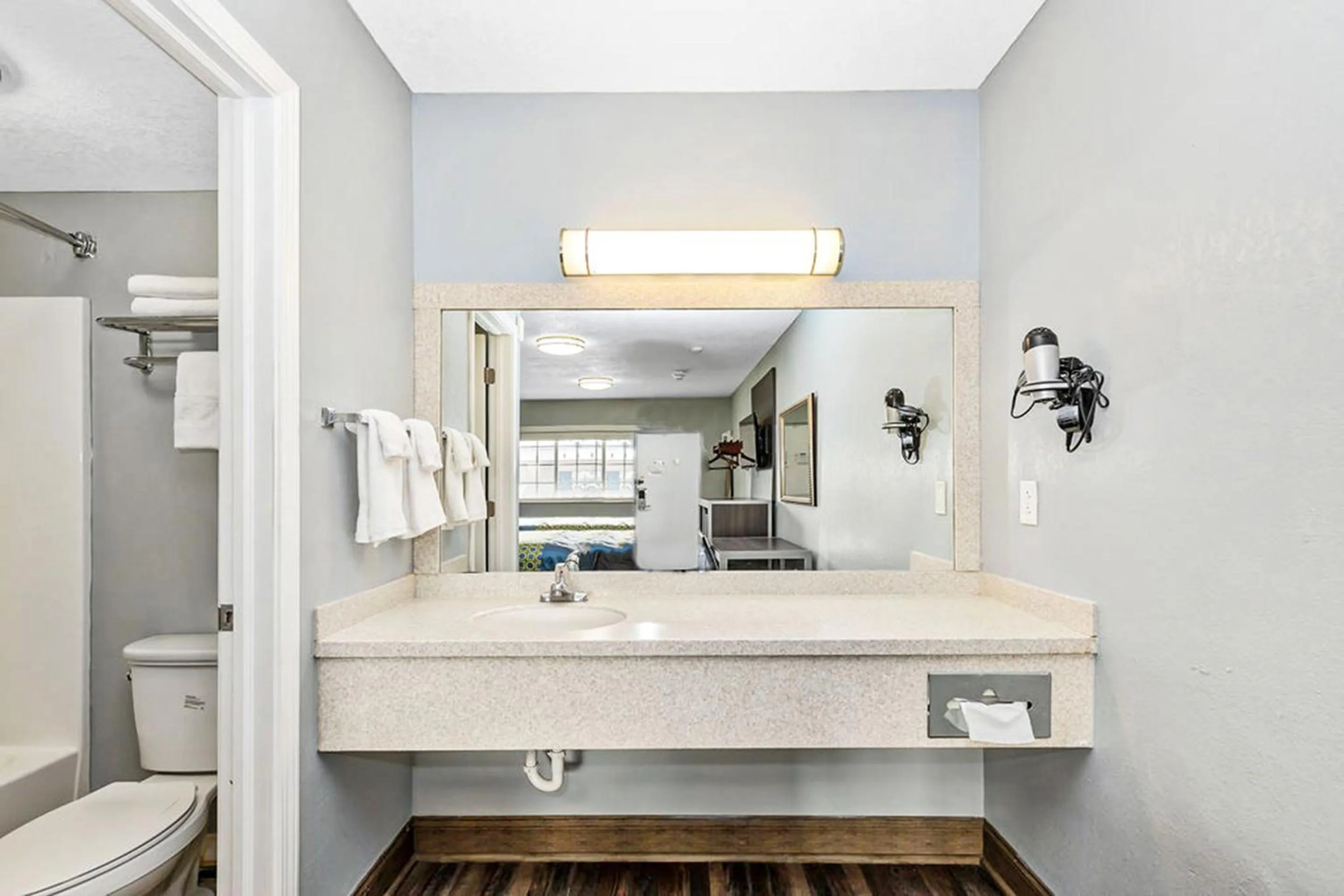 Bathroom in Grove City Travel Inn South Columbus