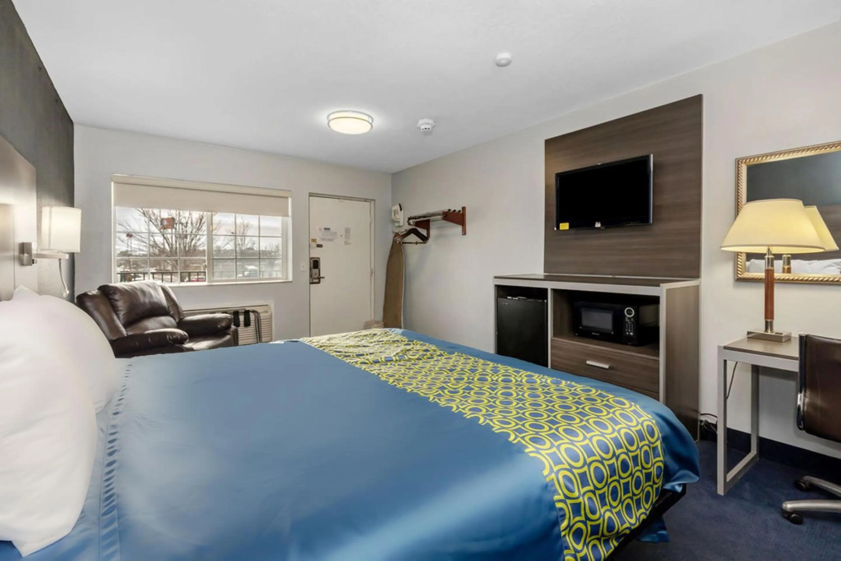 Bedroom, Bed in Grove City Travel Inn South Columbus