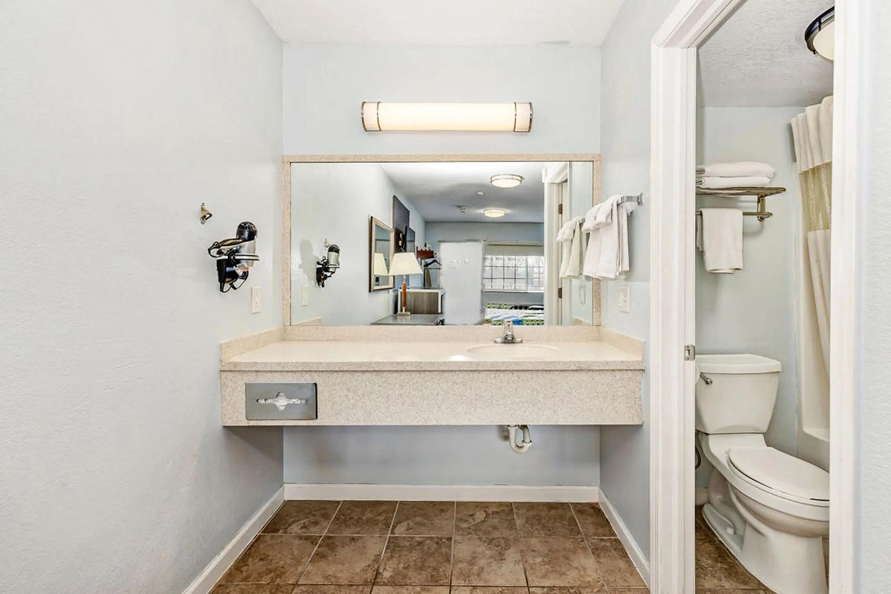 Bathroom in Grove City Travel Inn South Columbus