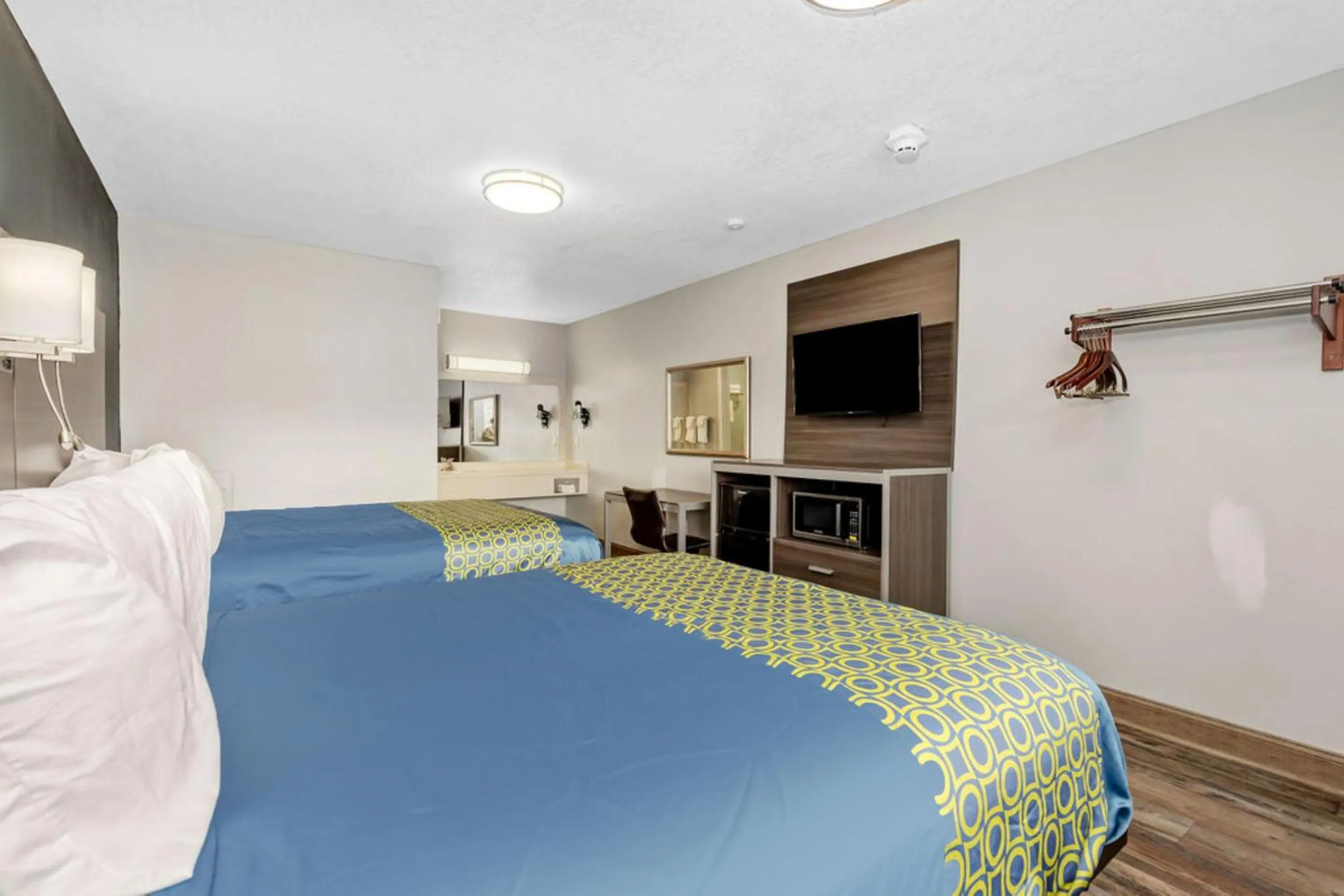 Bedroom, Bed in Grove City Travel Inn South Columbus