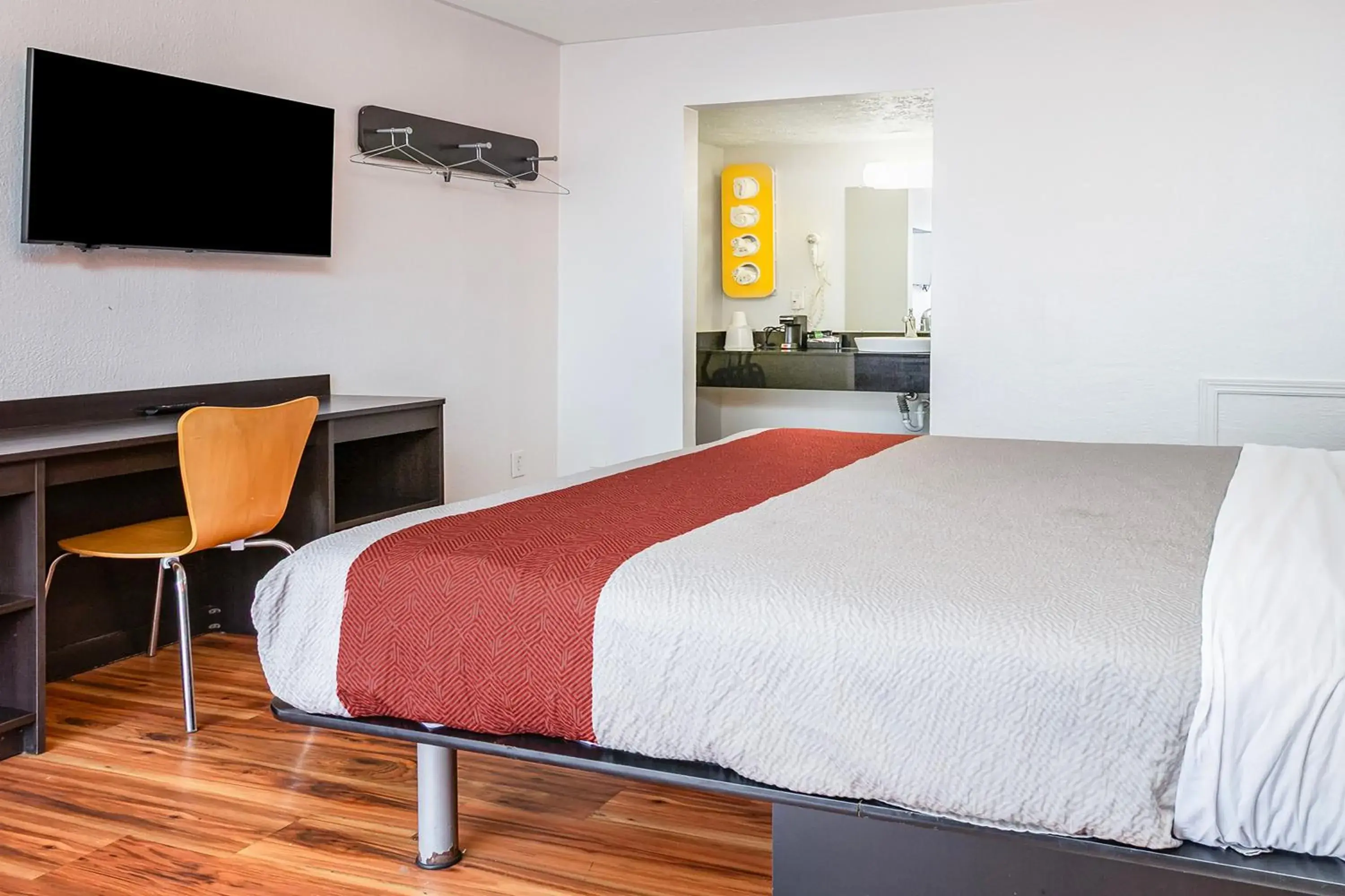 King Bed Smoking in Relax Inn by OYO Columbus OH I 70 King Bed Smoking in Relax Inn by OYO Columbus OH I 70