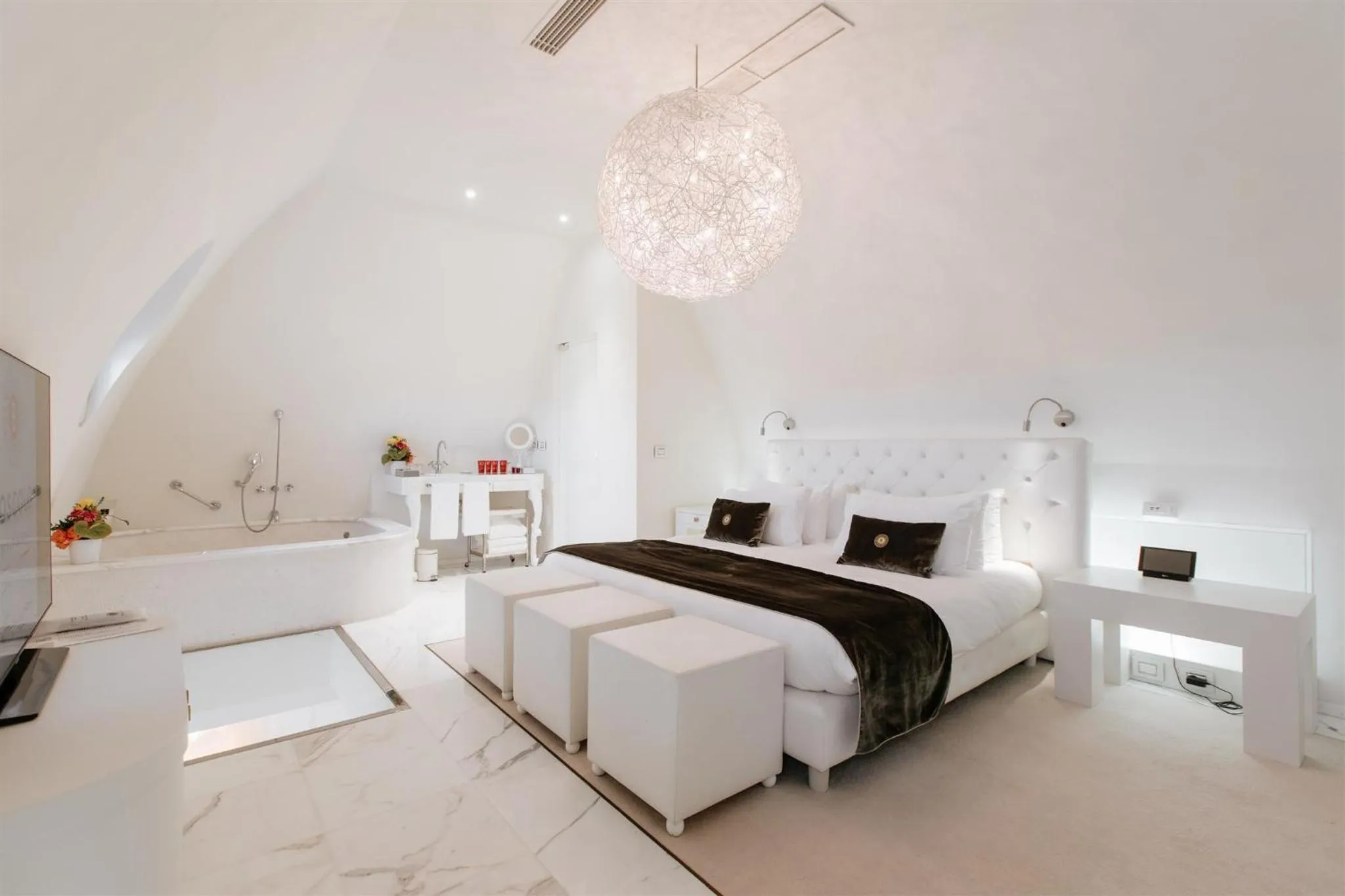 Bed in Boscolo Nice Hotel & Spa