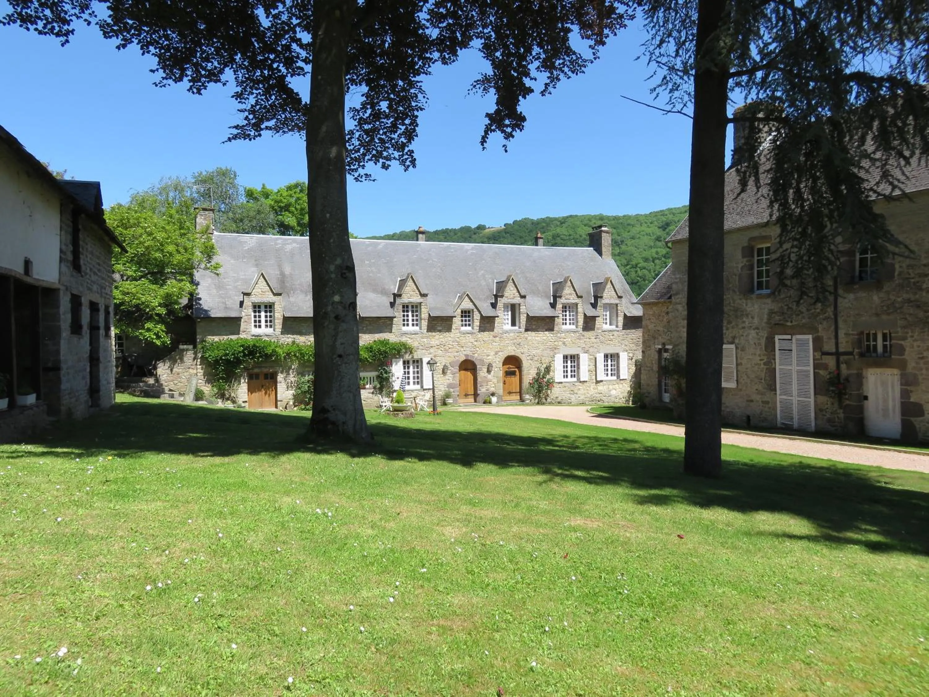 Property building in Le Manoir de Placy - Chambres d'Hôtes