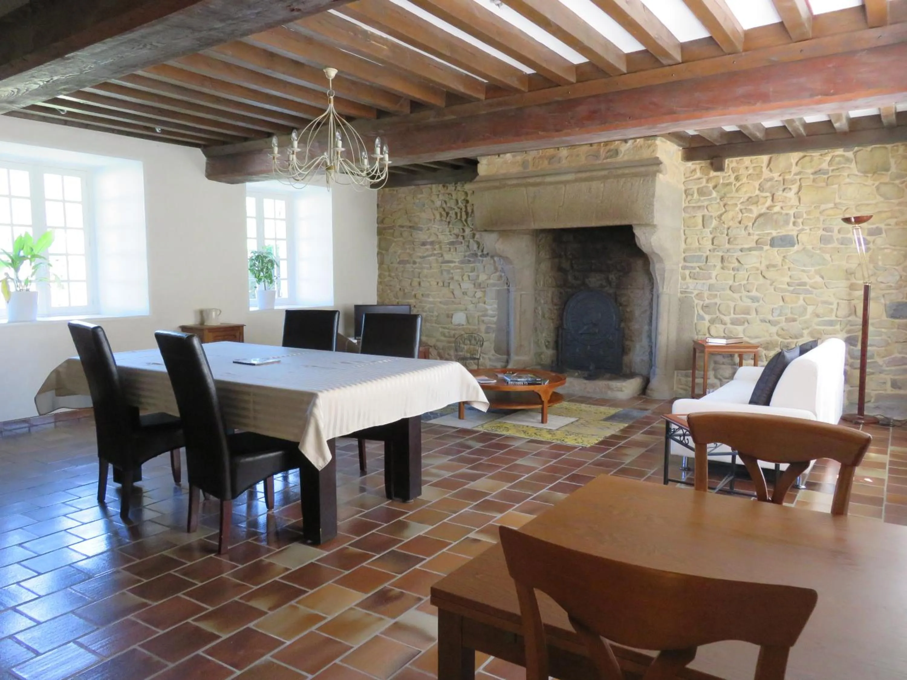Communal lounge/ TV room in Le Manoir de Placy - Chambres d'Hôtes