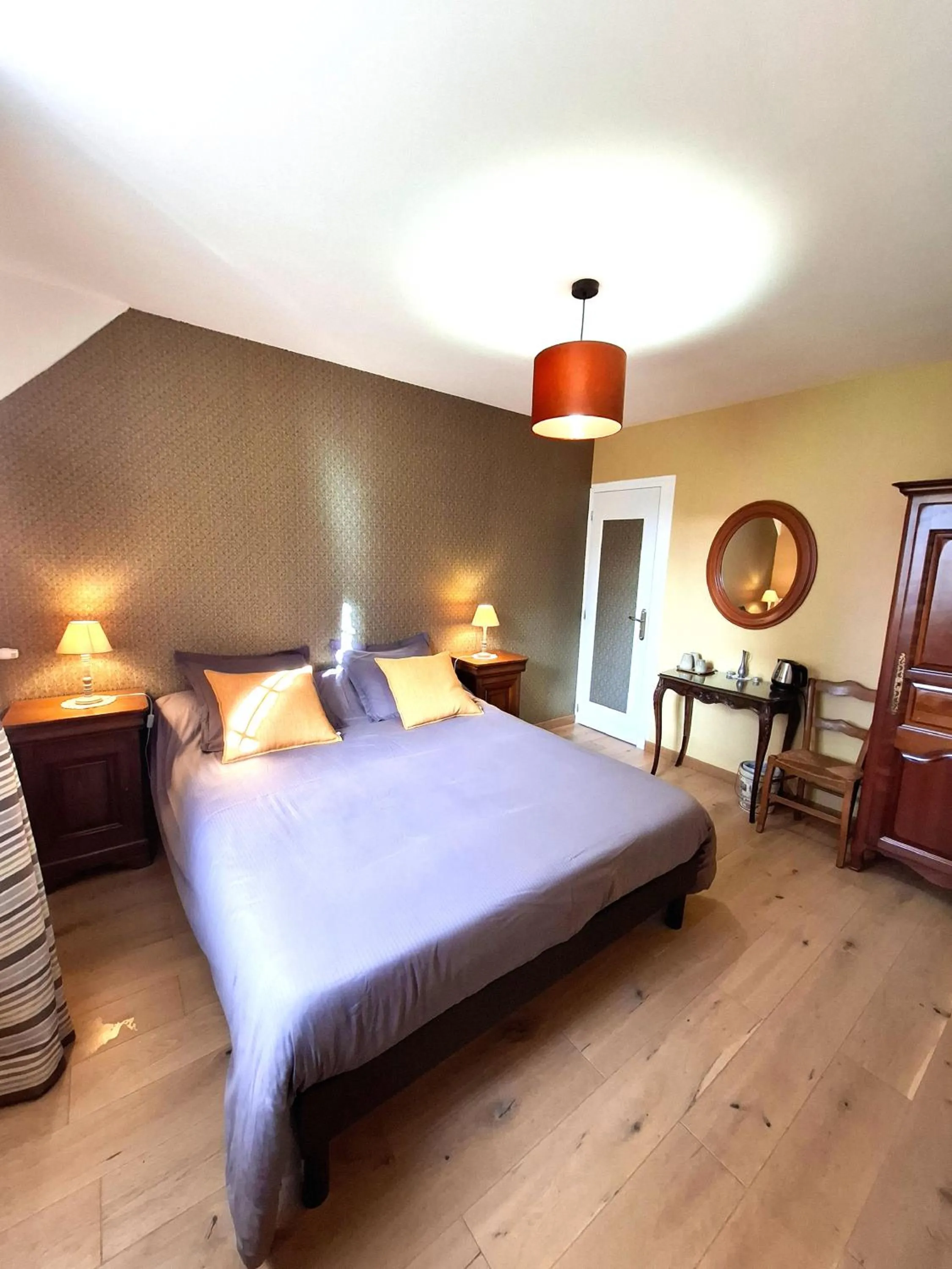 Bed in Le Manoir de Placy - Chambres d'Hôtes