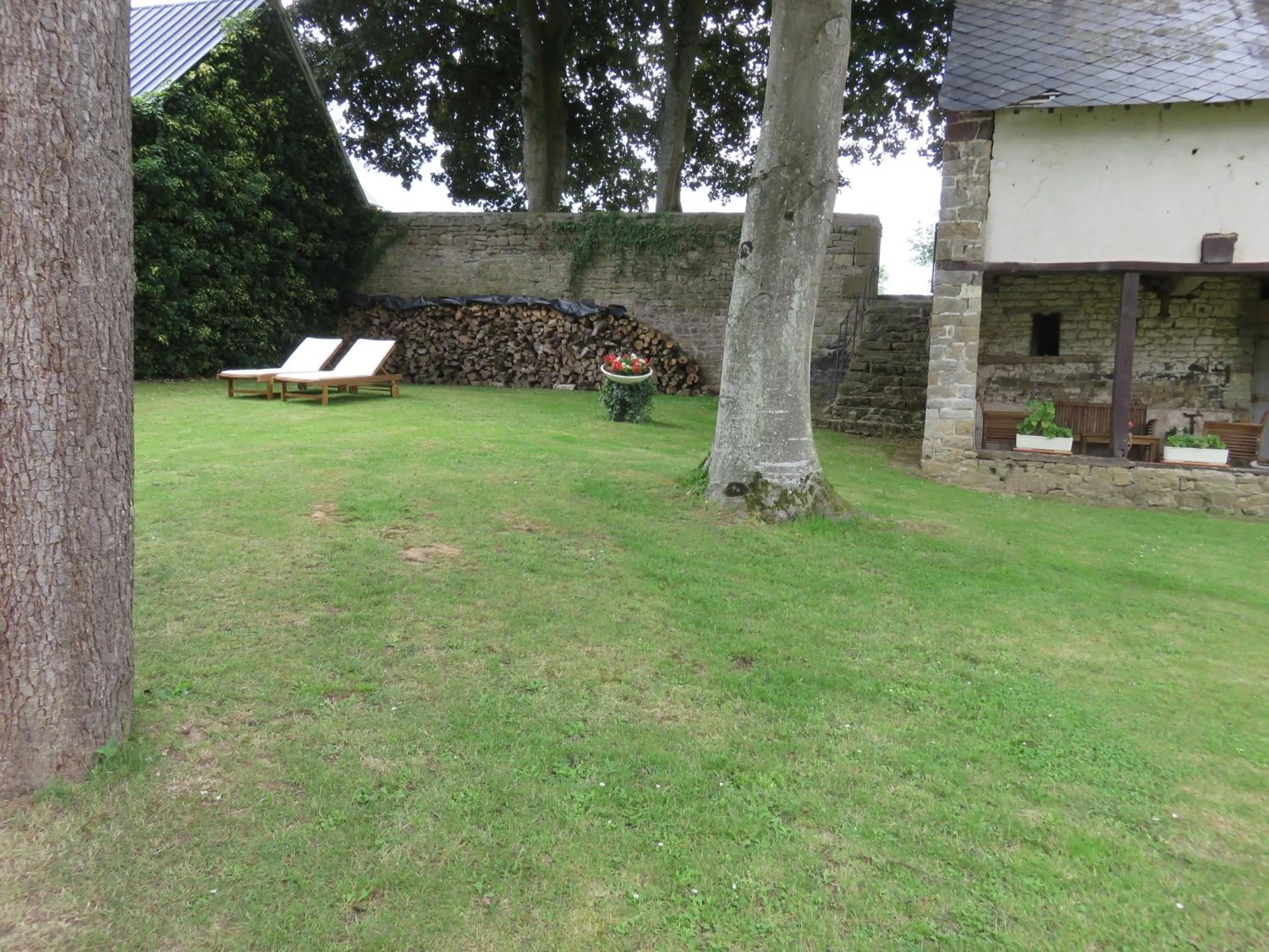 Property building in Le Manoir de Placy - Chambres d'Hôtes