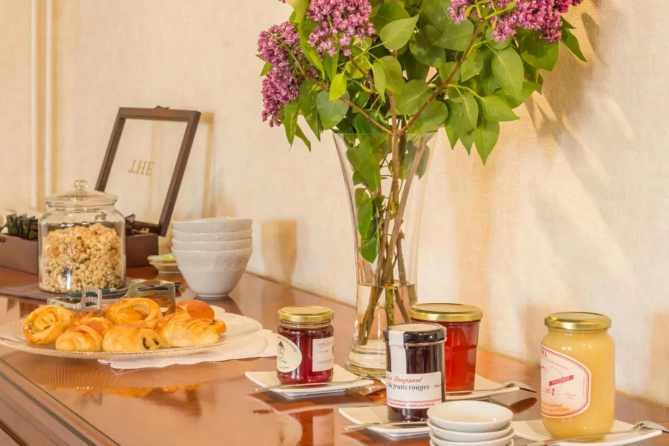 Food and drinks in Le Manoir de Placy - Chambres d'Hôtes