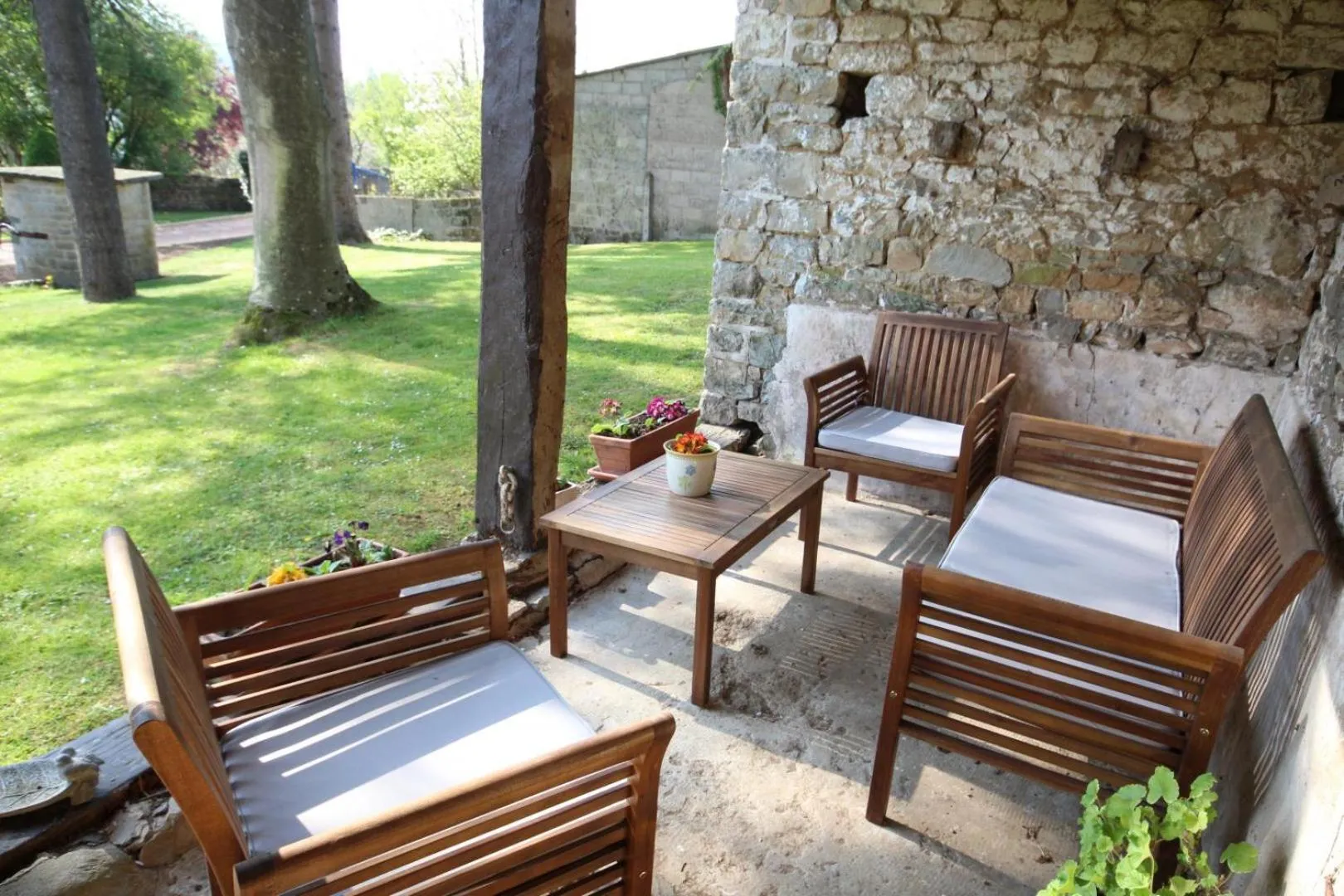 Patio in Le Manoir de Placy - Chambres d'Hôtes