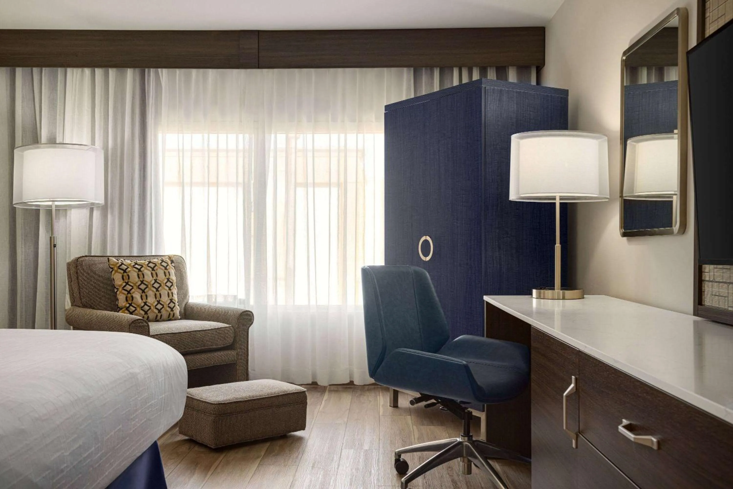 Photo of the whole room, Bed in Wyndham Phoenix Airport - Tempe