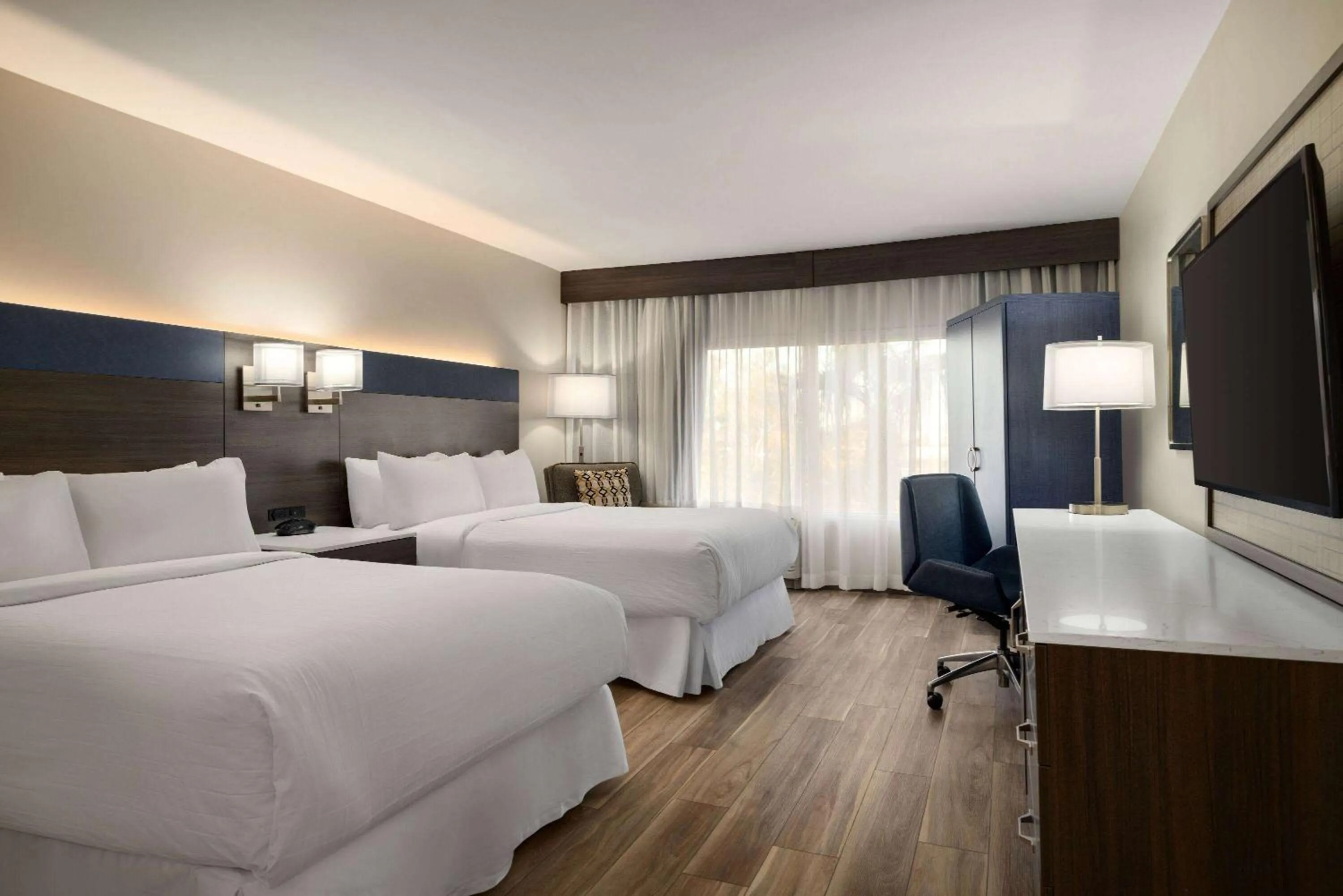 Photo of the whole room, Bed in Wyndham Phoenix Airport - Tempe