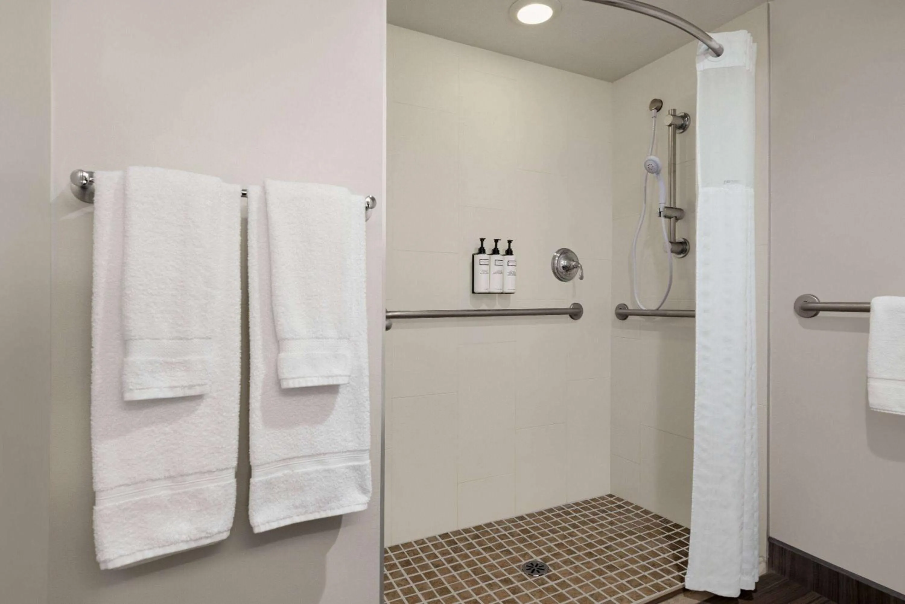 Shower in Wyndham Phoenix Airport - Tempe