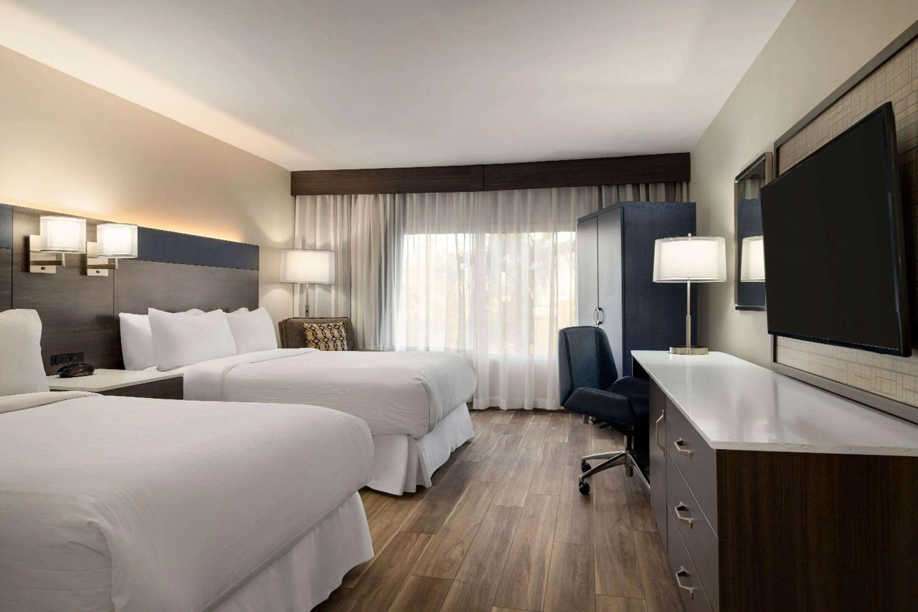 Photo of the whole room, Bed in Wyndham Phoenix Airport - Tempe