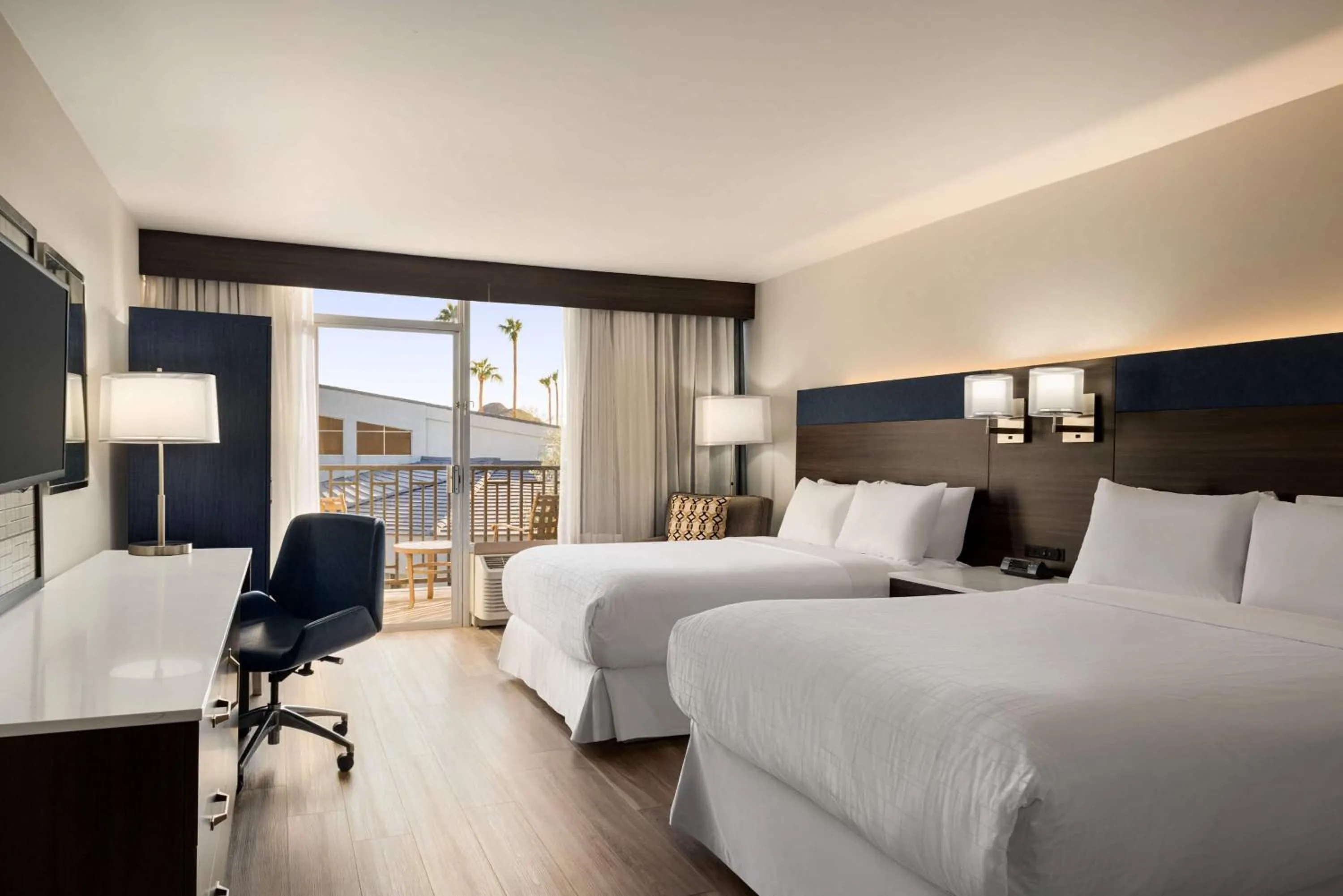 Photo of the whole room, Bed in Wyndham Phoenix Airport - Tempe