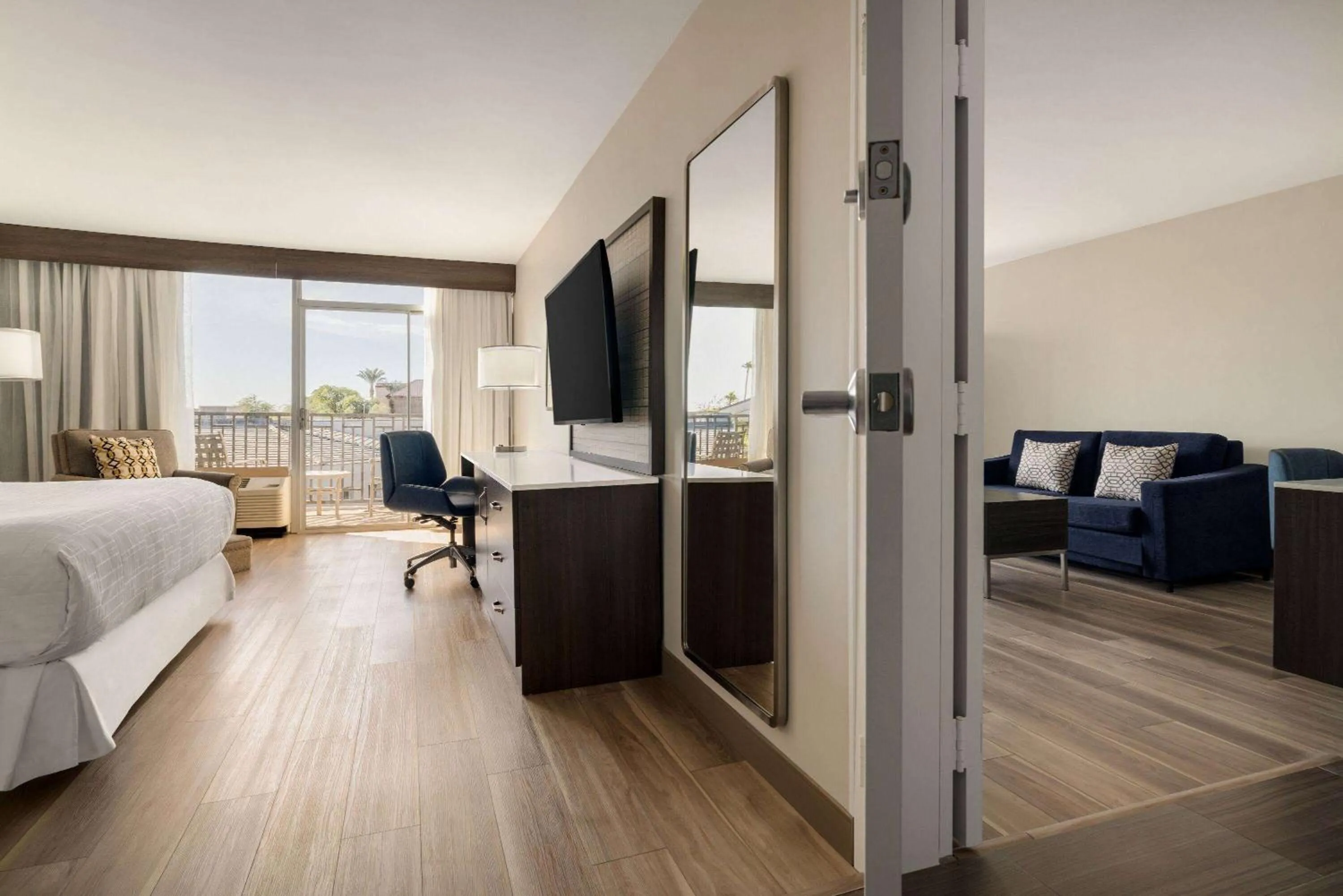 Photo of the whole room, Bed in Wyndham Phoenix Airport - Tempe