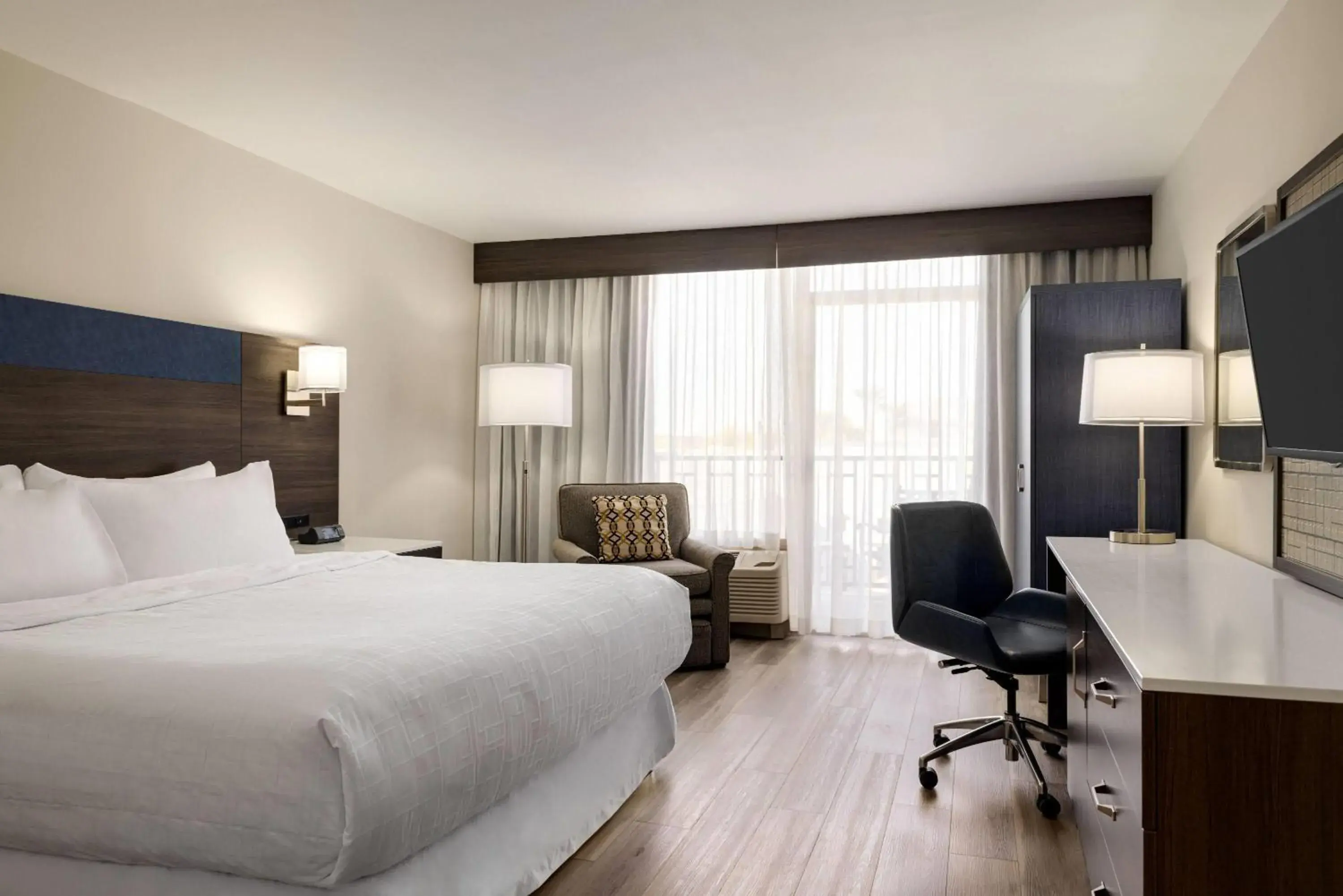 King Room with Pool View - Non-Smoking in Wyndham Phoenix Airport - Tempe King Room with Pool View - Non-Smoking in Wyndham Phoenix Airport - Tempe