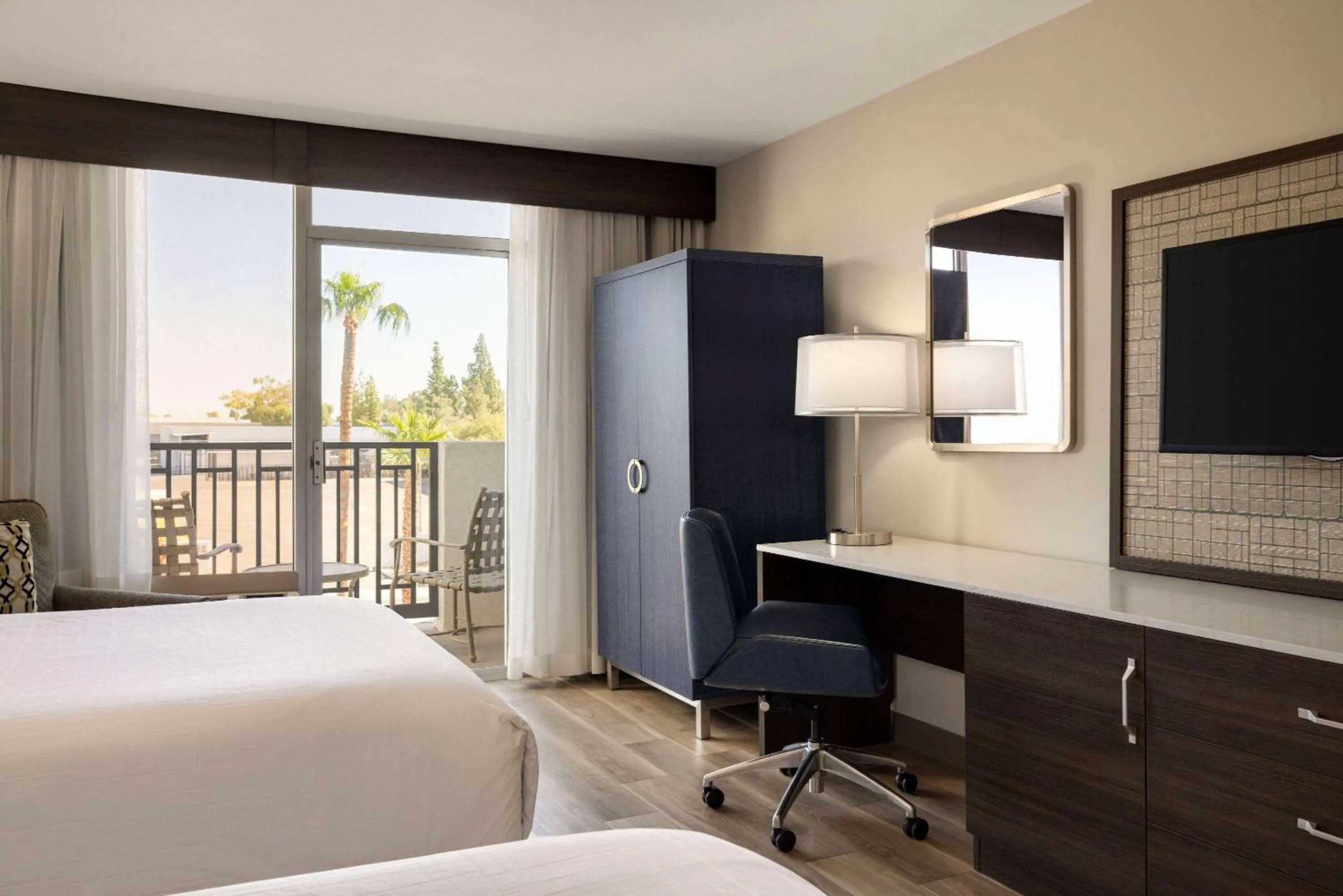 Photo of the whole room, Bed in Wyndham Phoenix Airport - Tempe