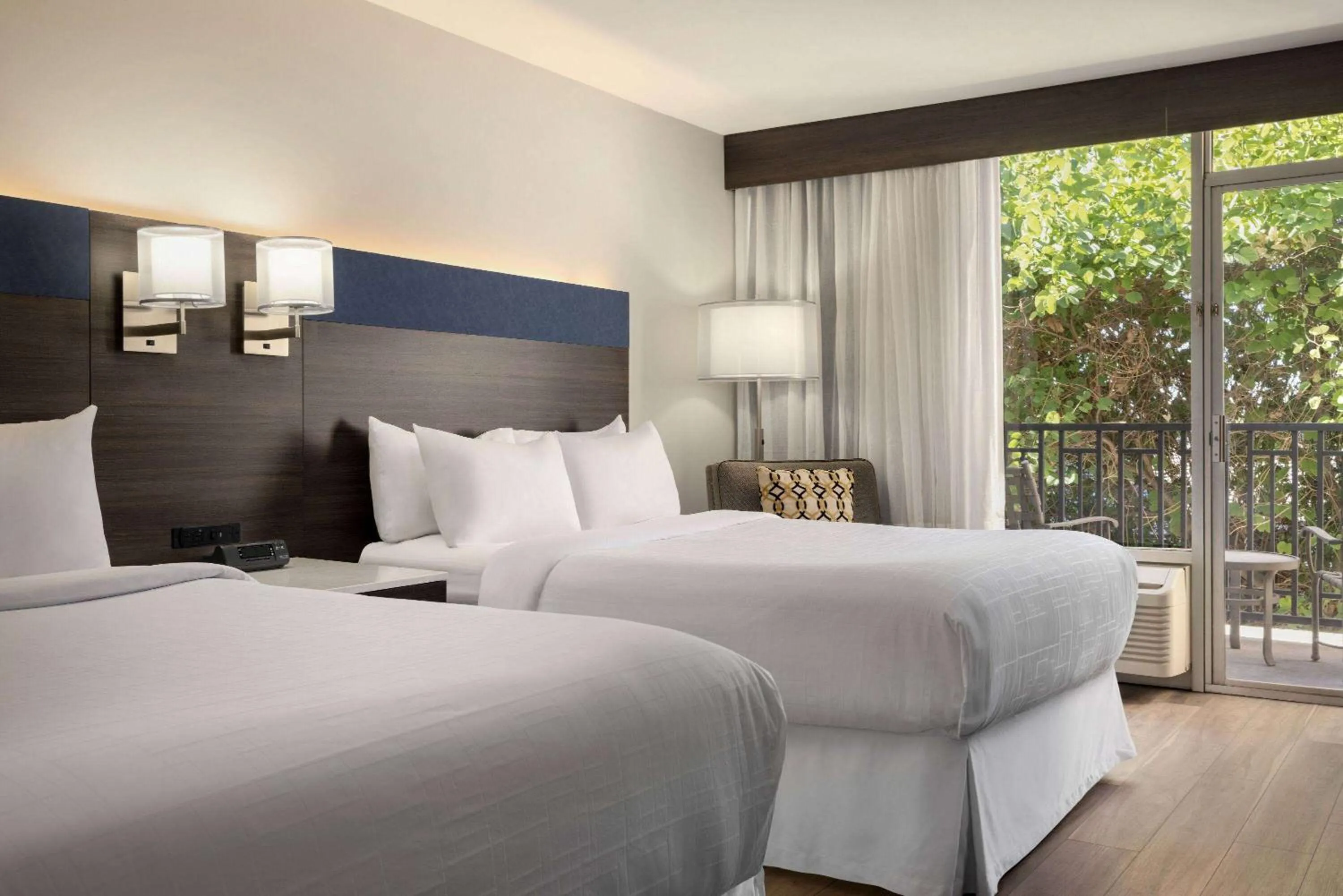 Photo of the whole room, Bed in Wyndham Phoenix Airport - Tempe