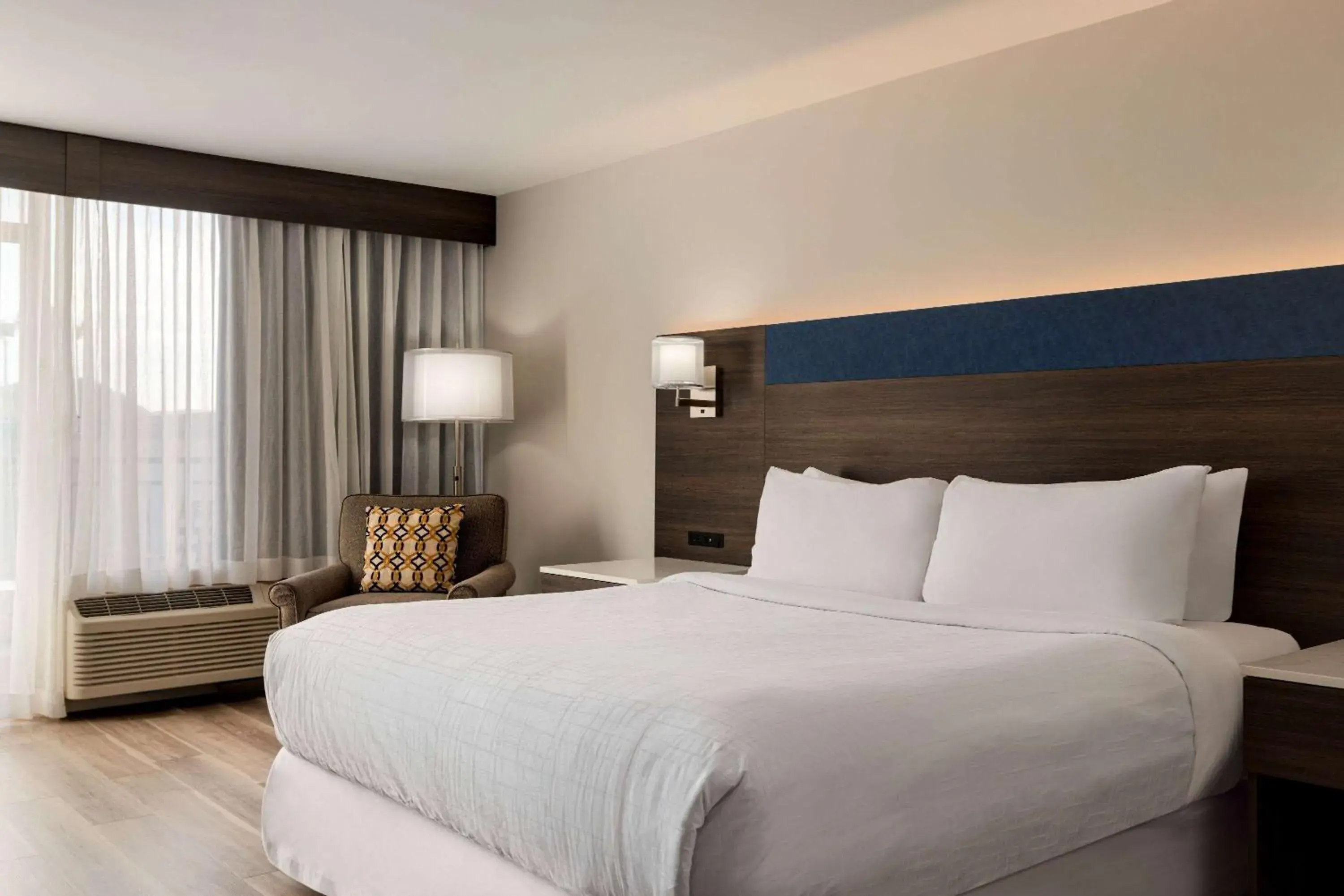 King Room with Balcony - Non-Smoking in Wyndham Phoenix Airport - Tempe King Room with Balcony - Non-Smoking in Wyndham Phoenix Airport - Tempe