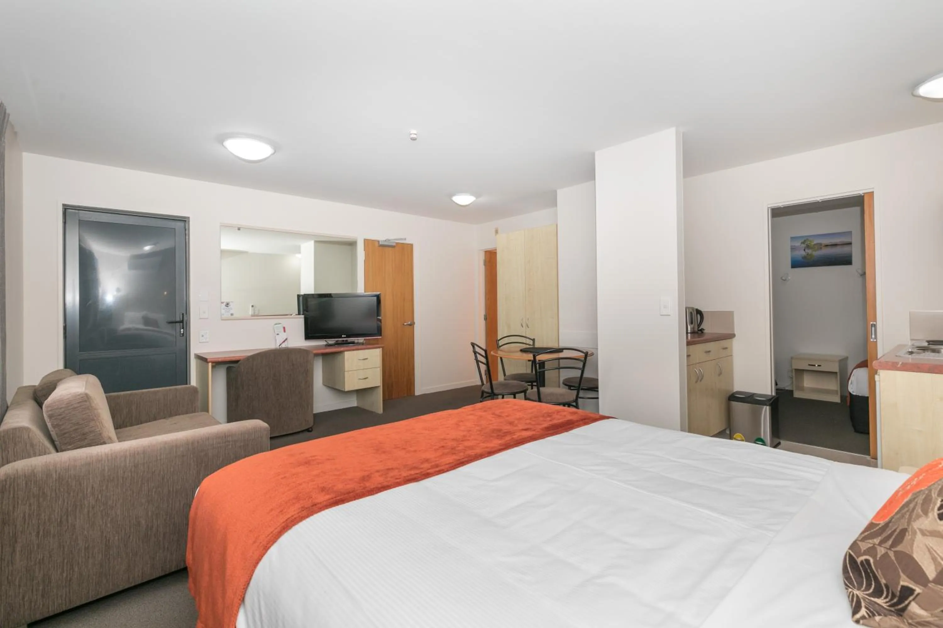 TV and multimedia, Bed in Bella Vista Motel Lake Wanaka