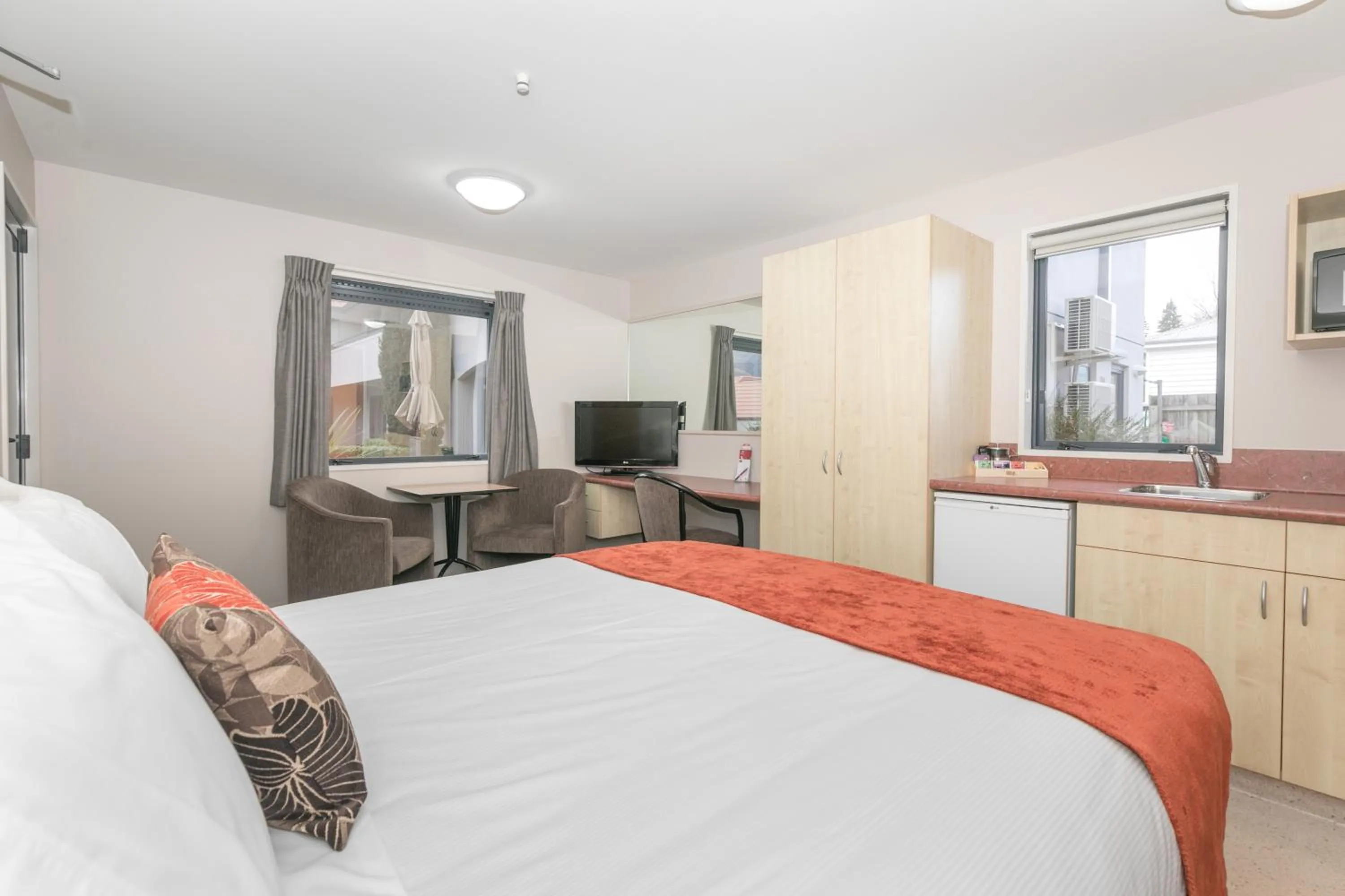 Photo of the whole room, Bed in Bella Vista Motel Lake Wanaka