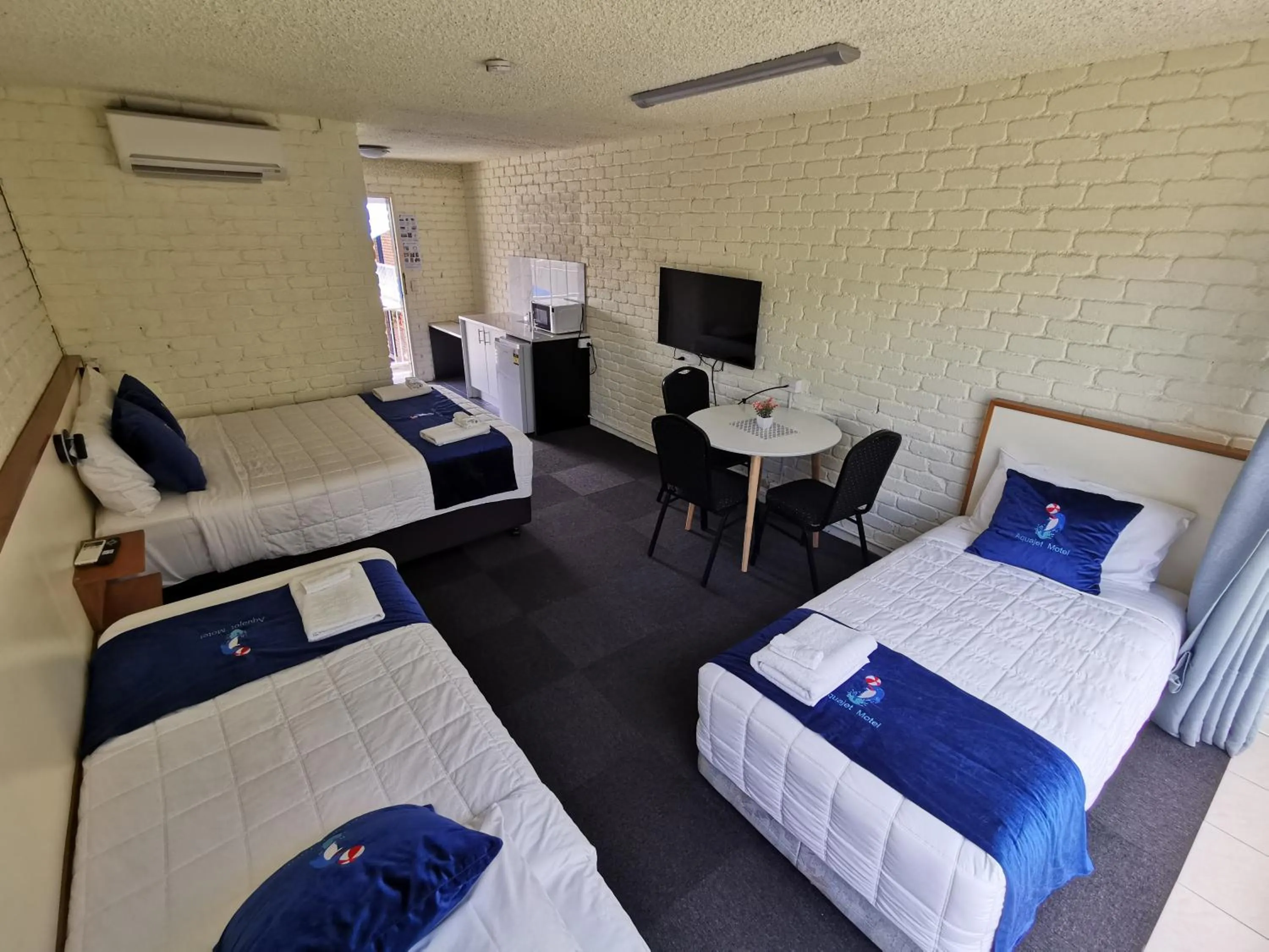 Bed in Aquajet Motel