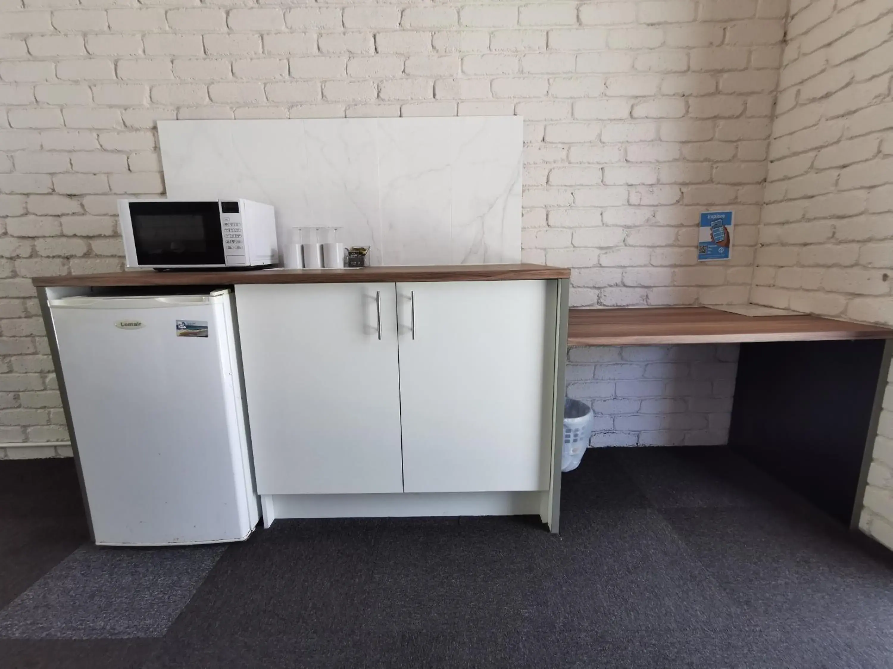 Superior Poolside Queen Room in Aquajet Motel Superior Poolside Queen Room in Aquajet Motel