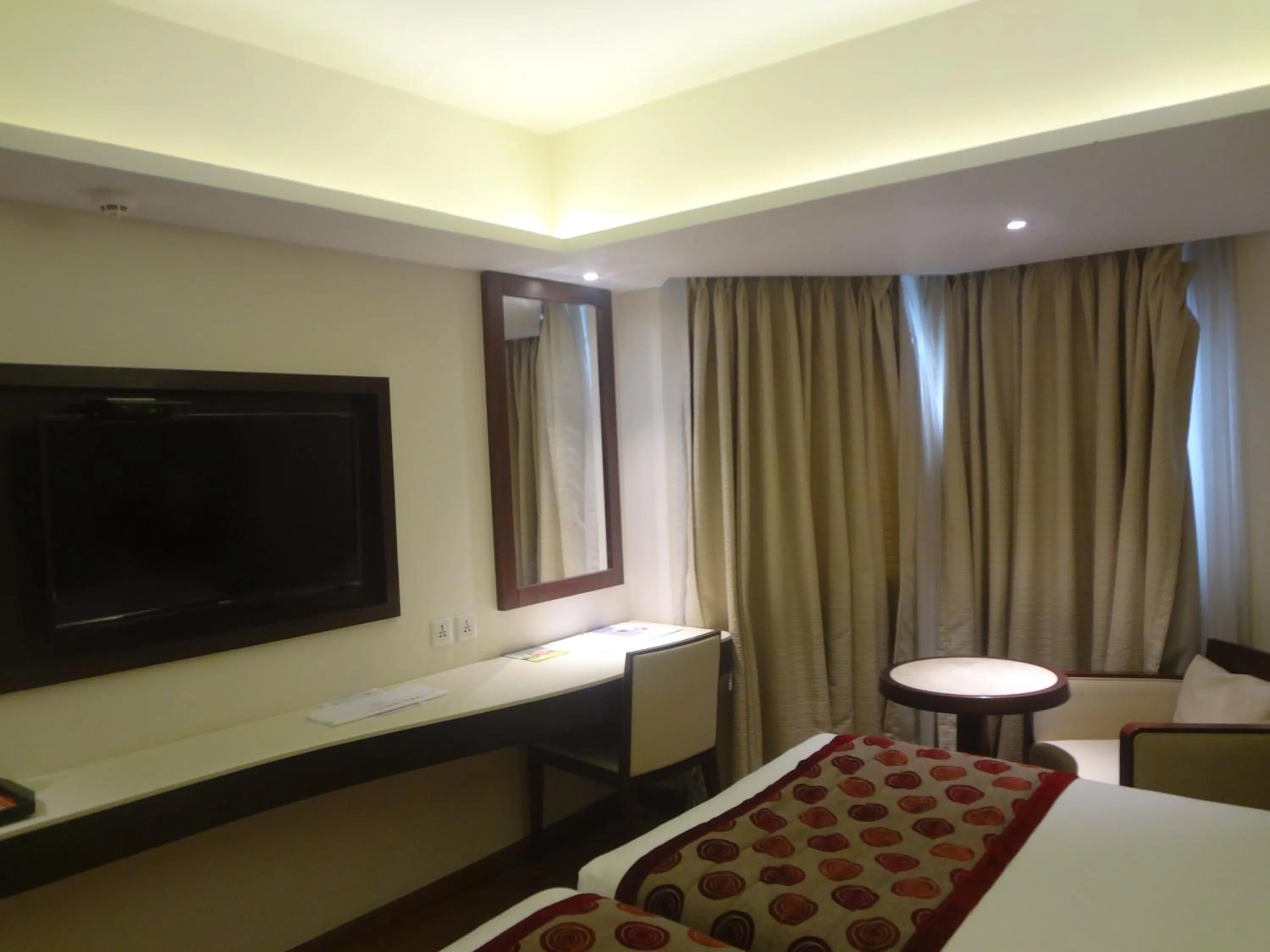 Bed in Ramee Guestline Hotel Juhu