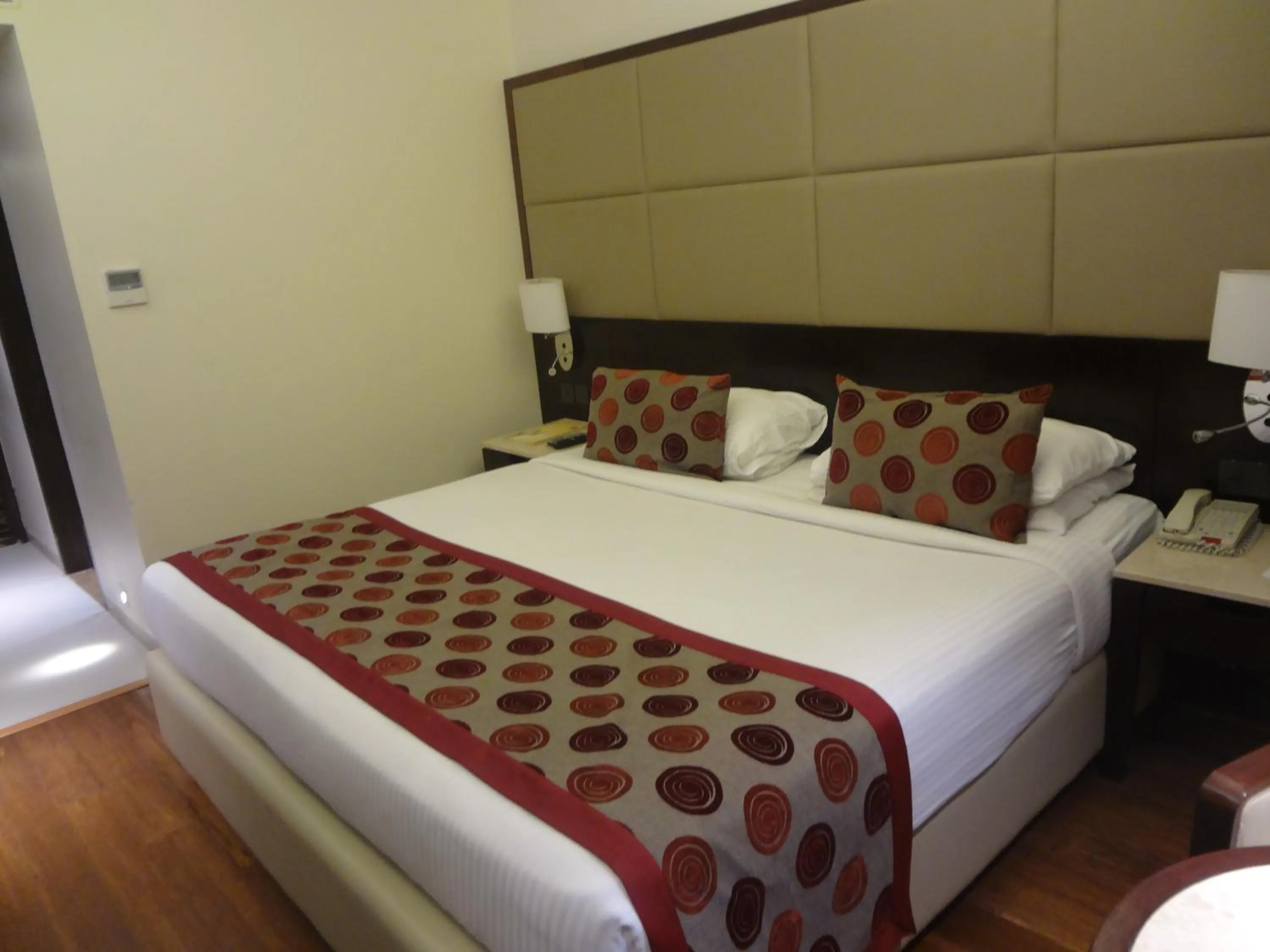 Bed in Ramee Guestline Hotel Juhu
