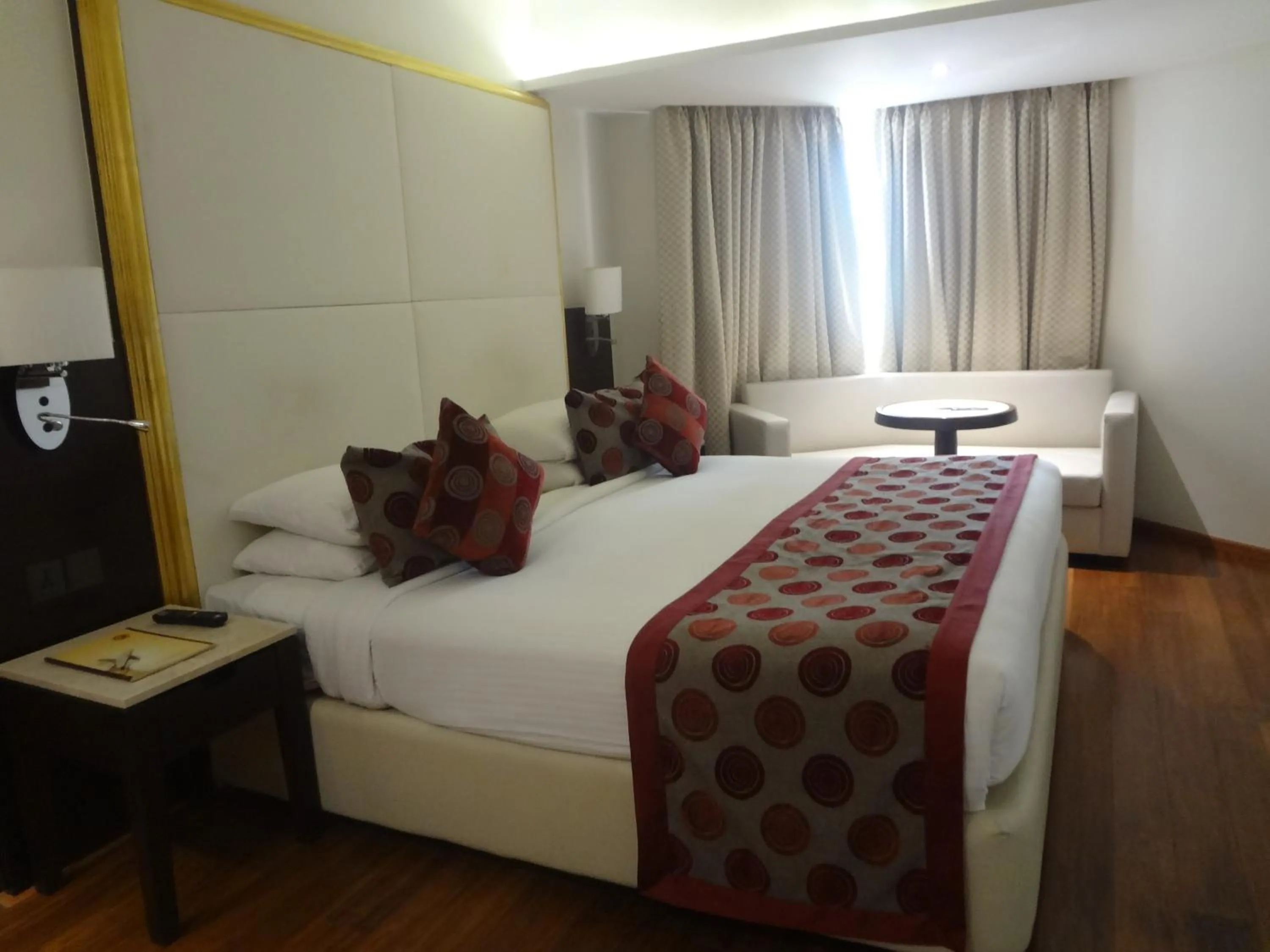 Bed in Ramee Guestline Hotel Juhu
