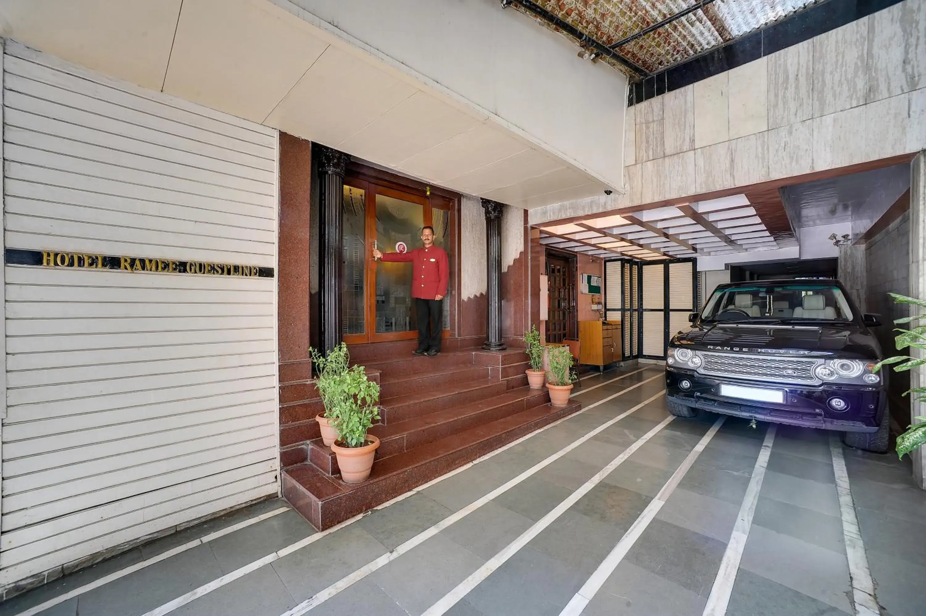 Facade/entrance in Ramee Guestline Hotel Khar Facade/entrance in Ramee Guestline Hotel Khar
