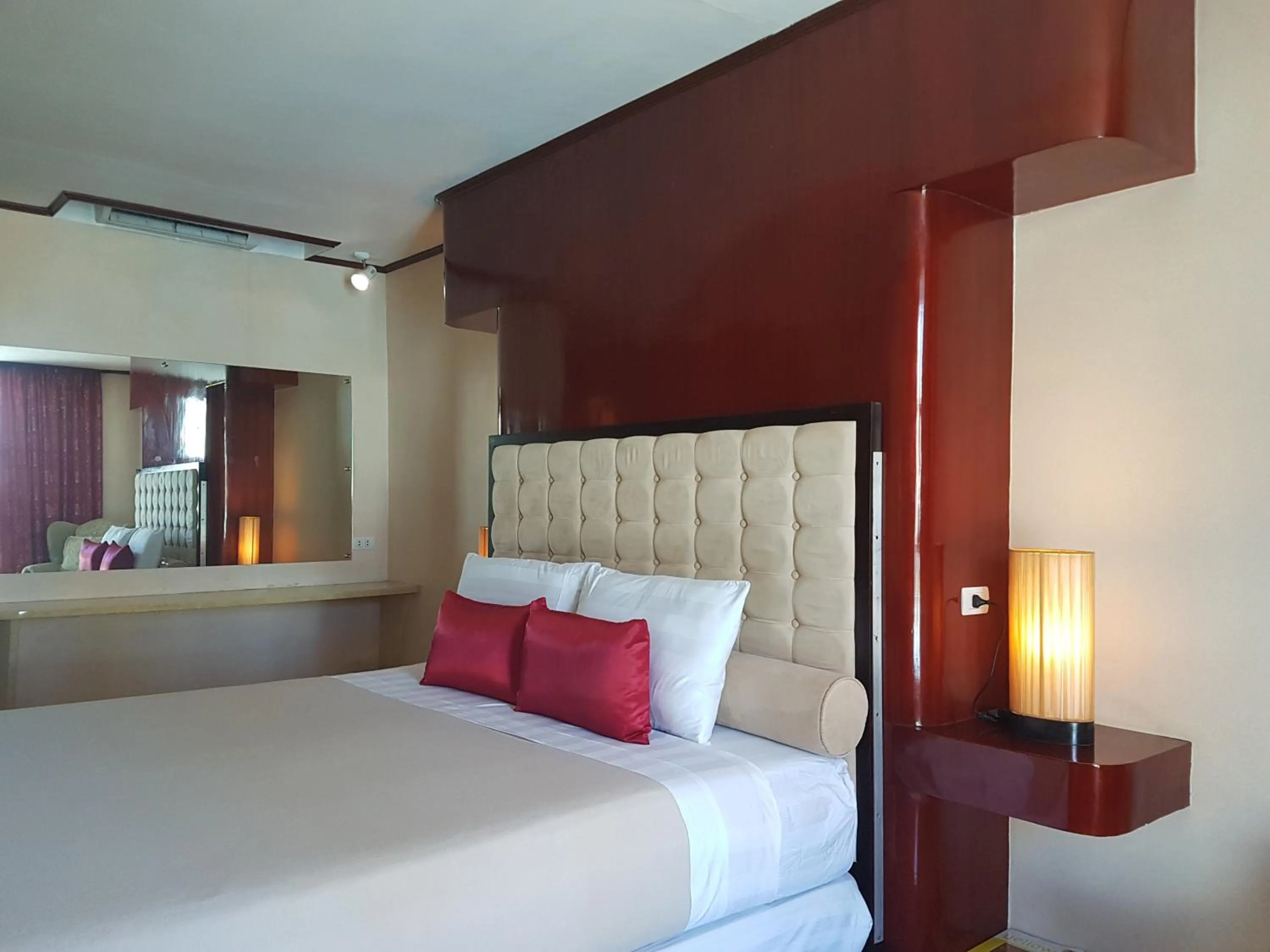 Bed in Cebu Dulcinea Hotel and Suites-MACTAN AIRPORT HOTEL