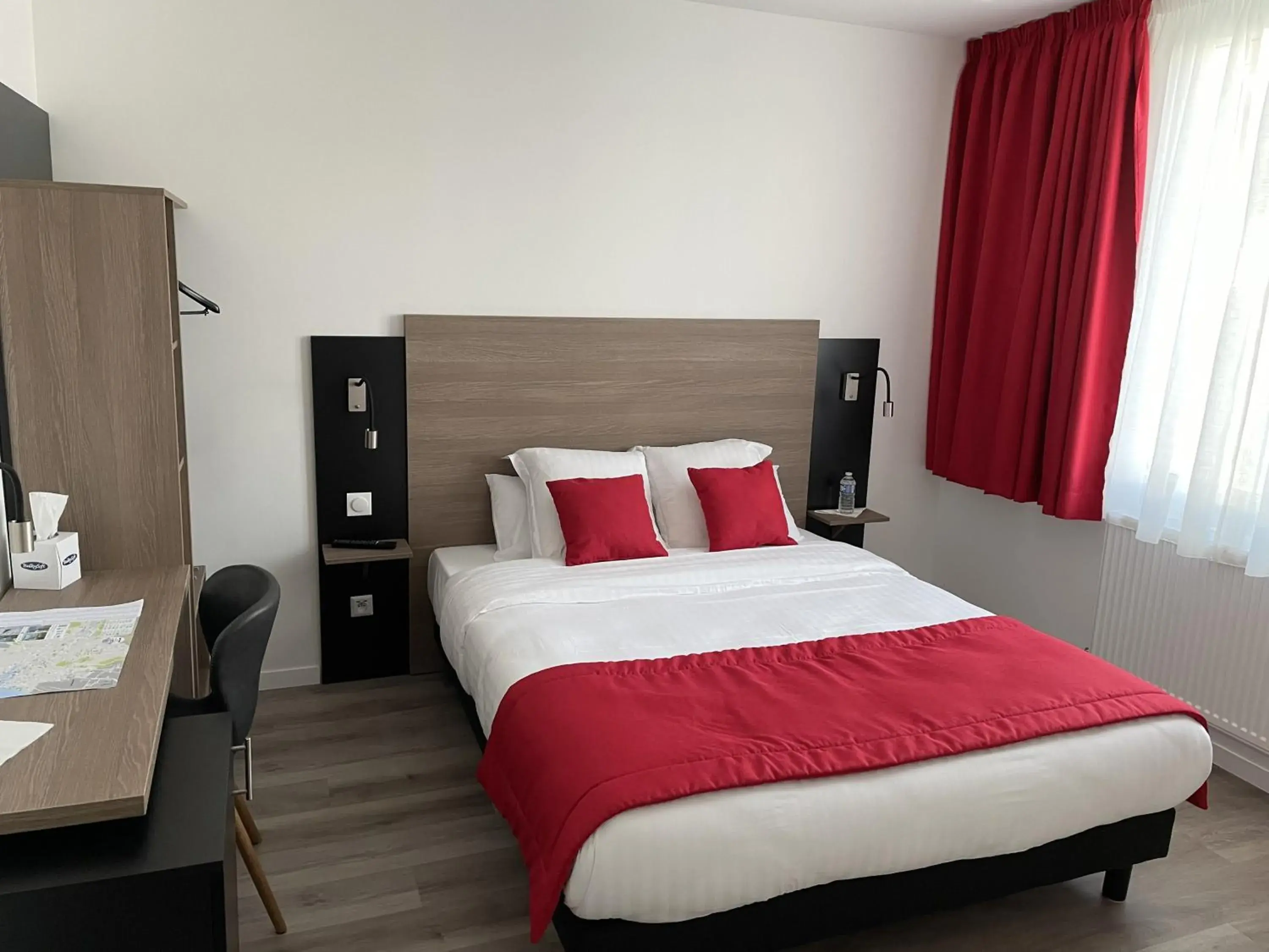 Superior Double Room - single occupancy in Hôtel Du Commerce Superior Double Room - single occupancy in Hôtel Du Commerce