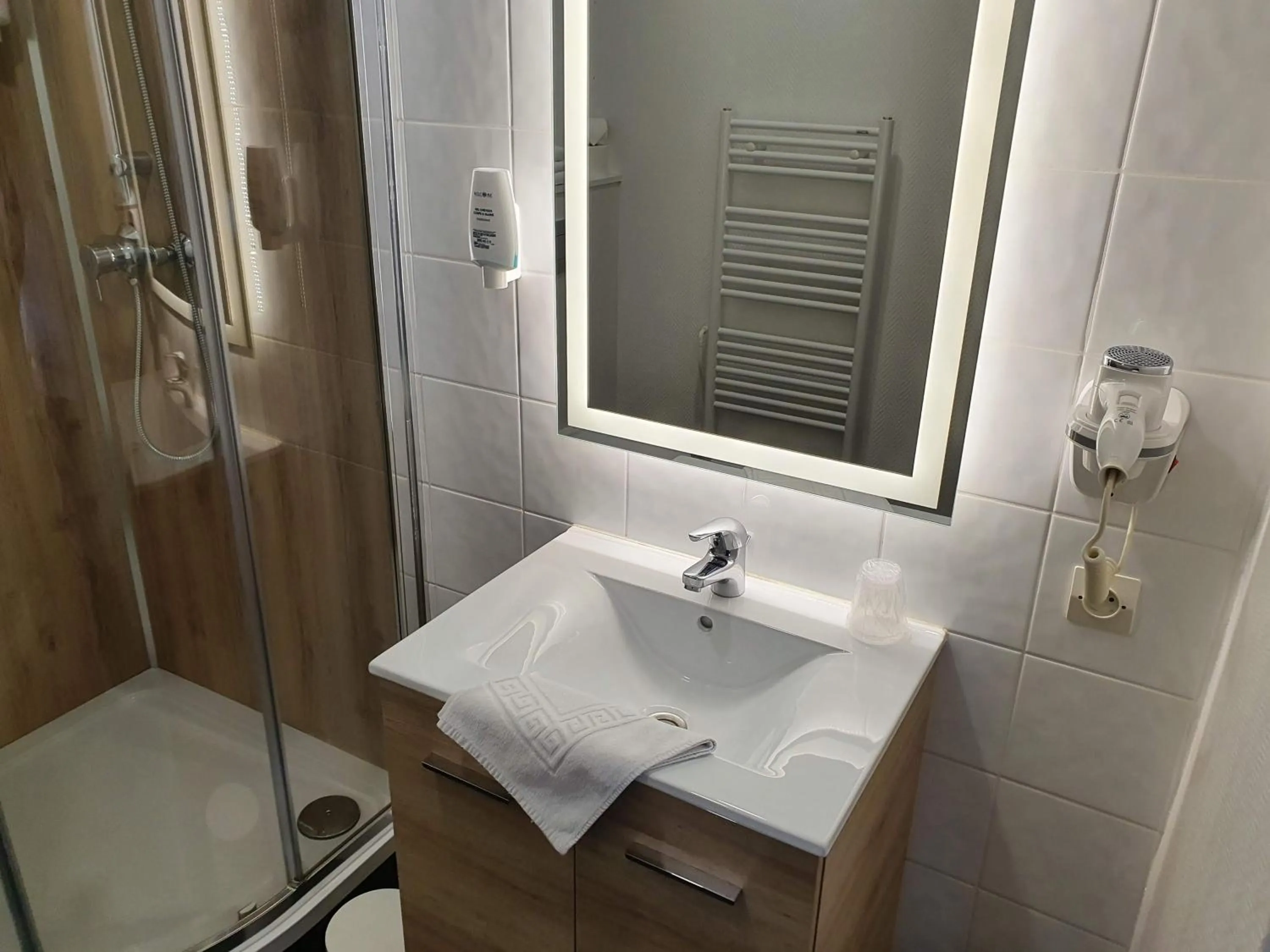 Bathroom in Hôtel Du Commerce