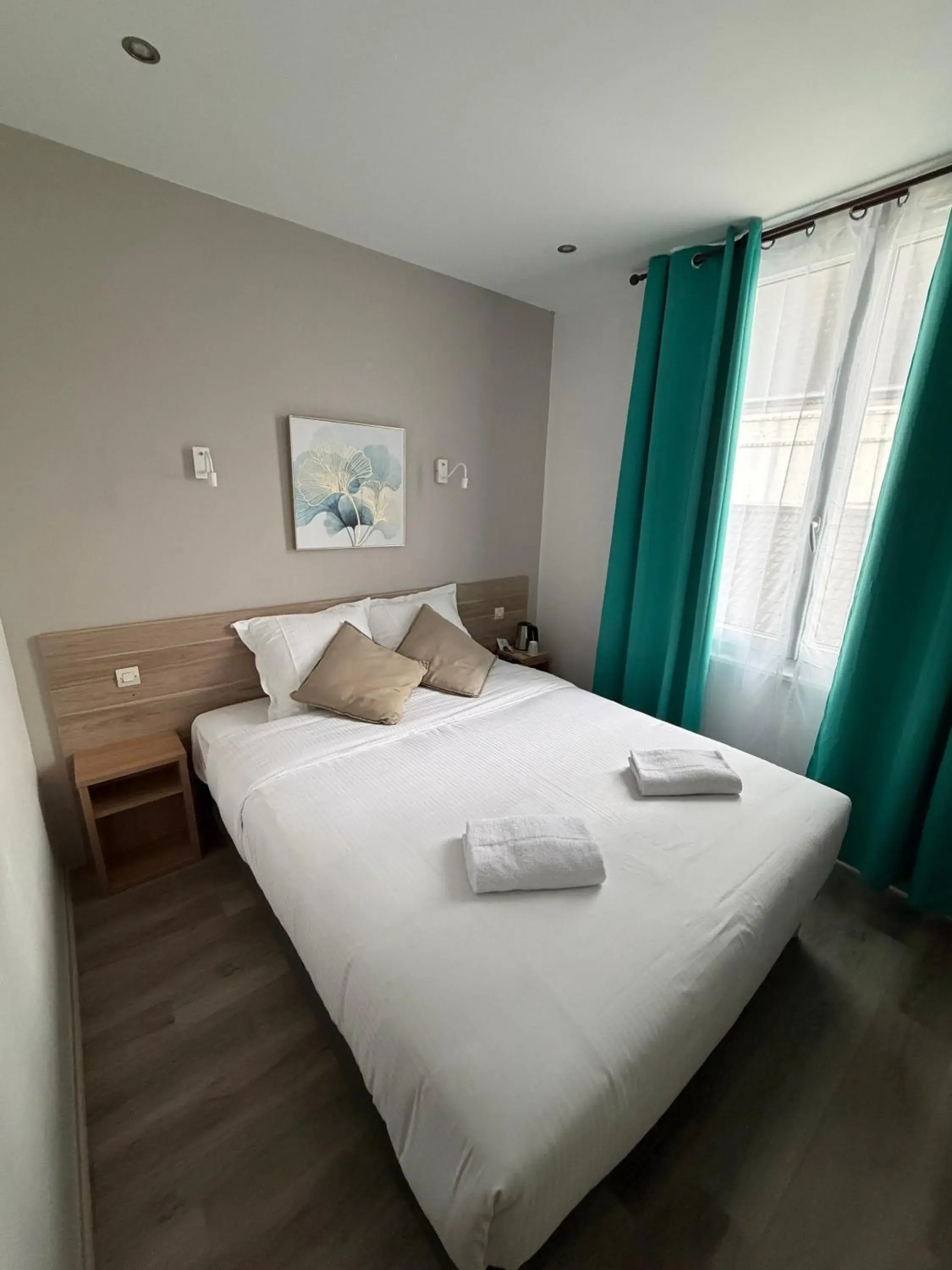 Deluxe Double Room - single occupancy in Hôtel Du Commerce Deluxe Double Room - single occupancy in Hôtel Du Commerce