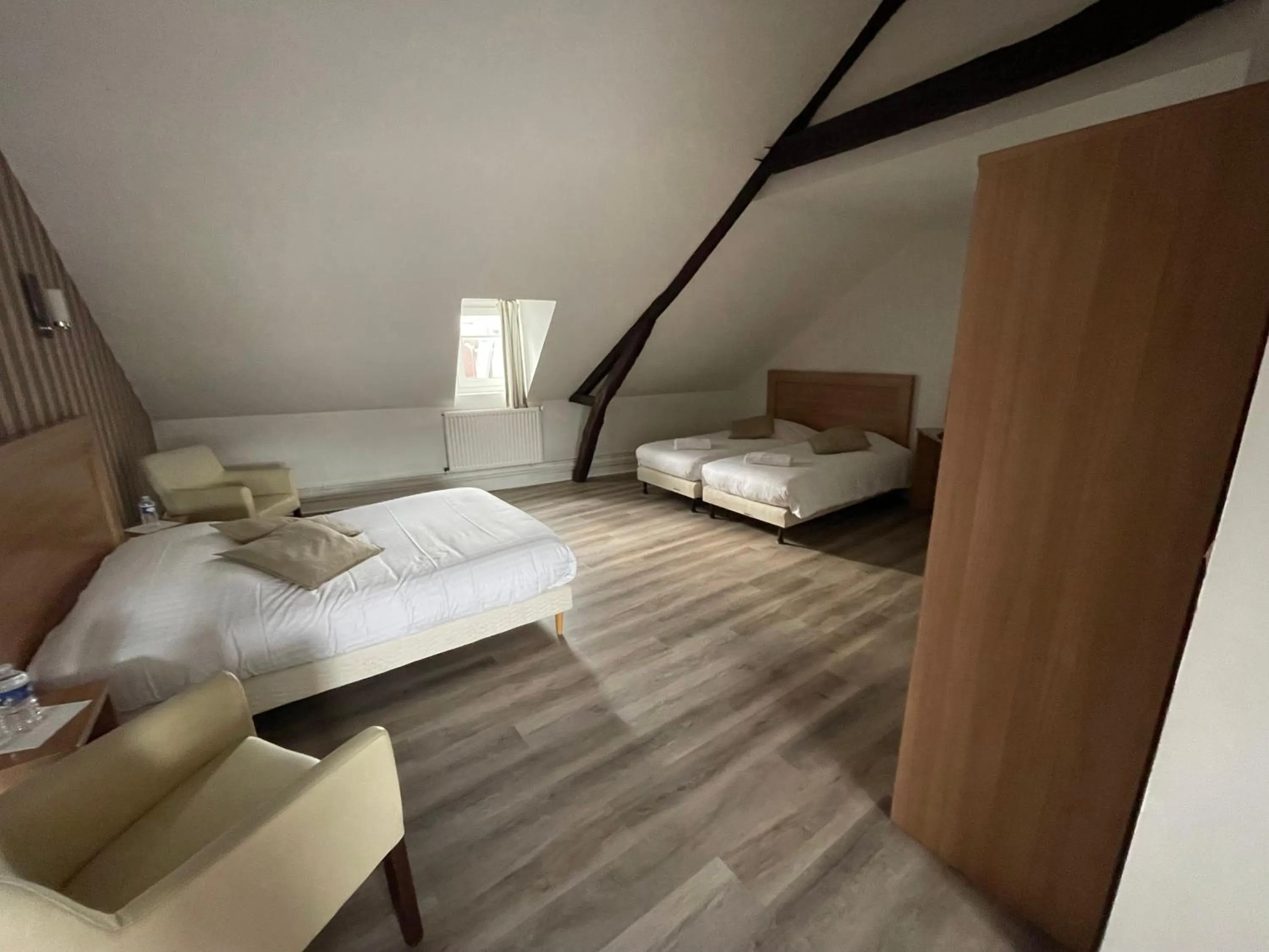 Property building, Bed in Hôtel Du Commerce